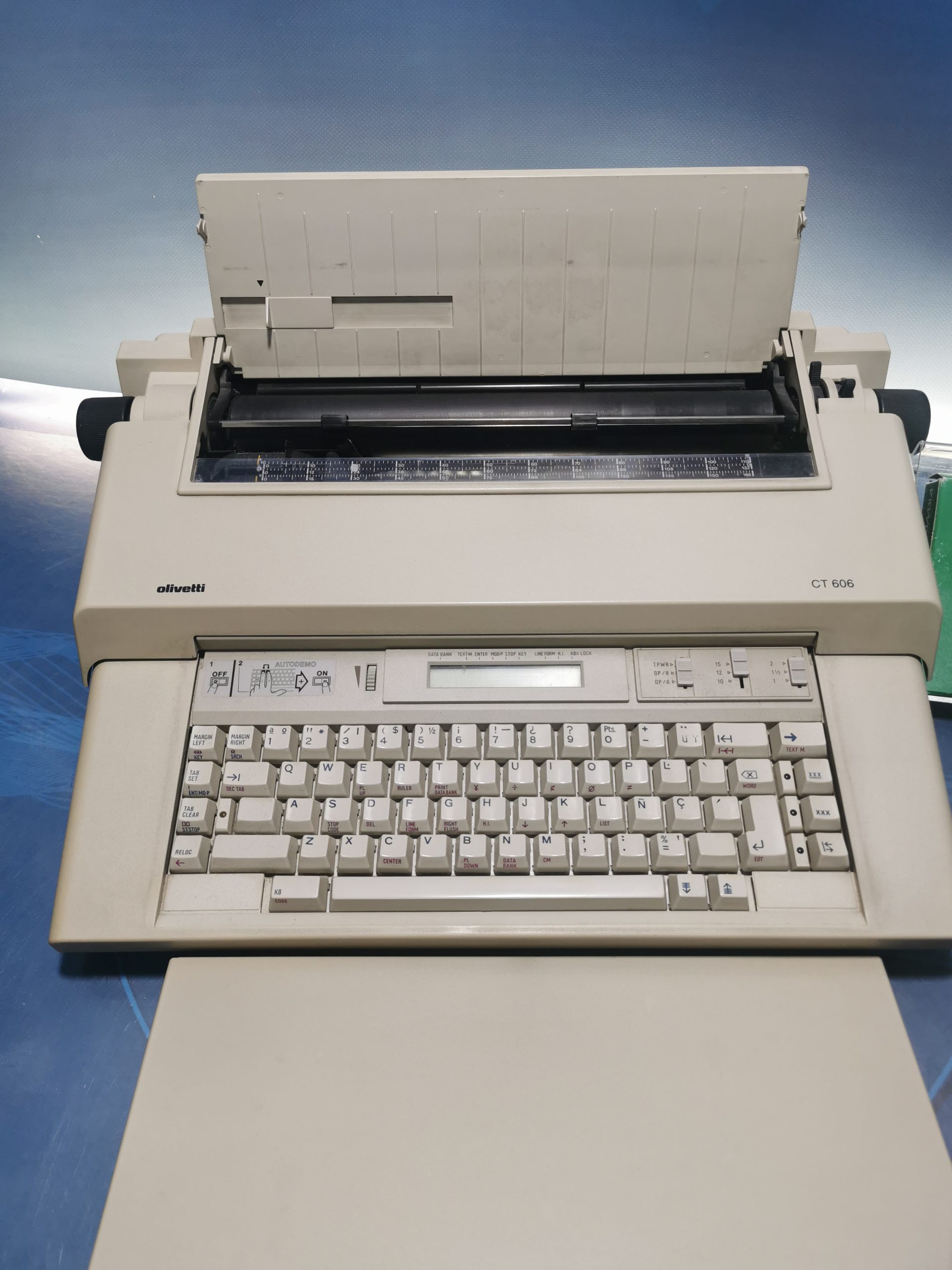 Maquina de escribir eléctrica OLIVETTI CT 606 - VendeloAmazing