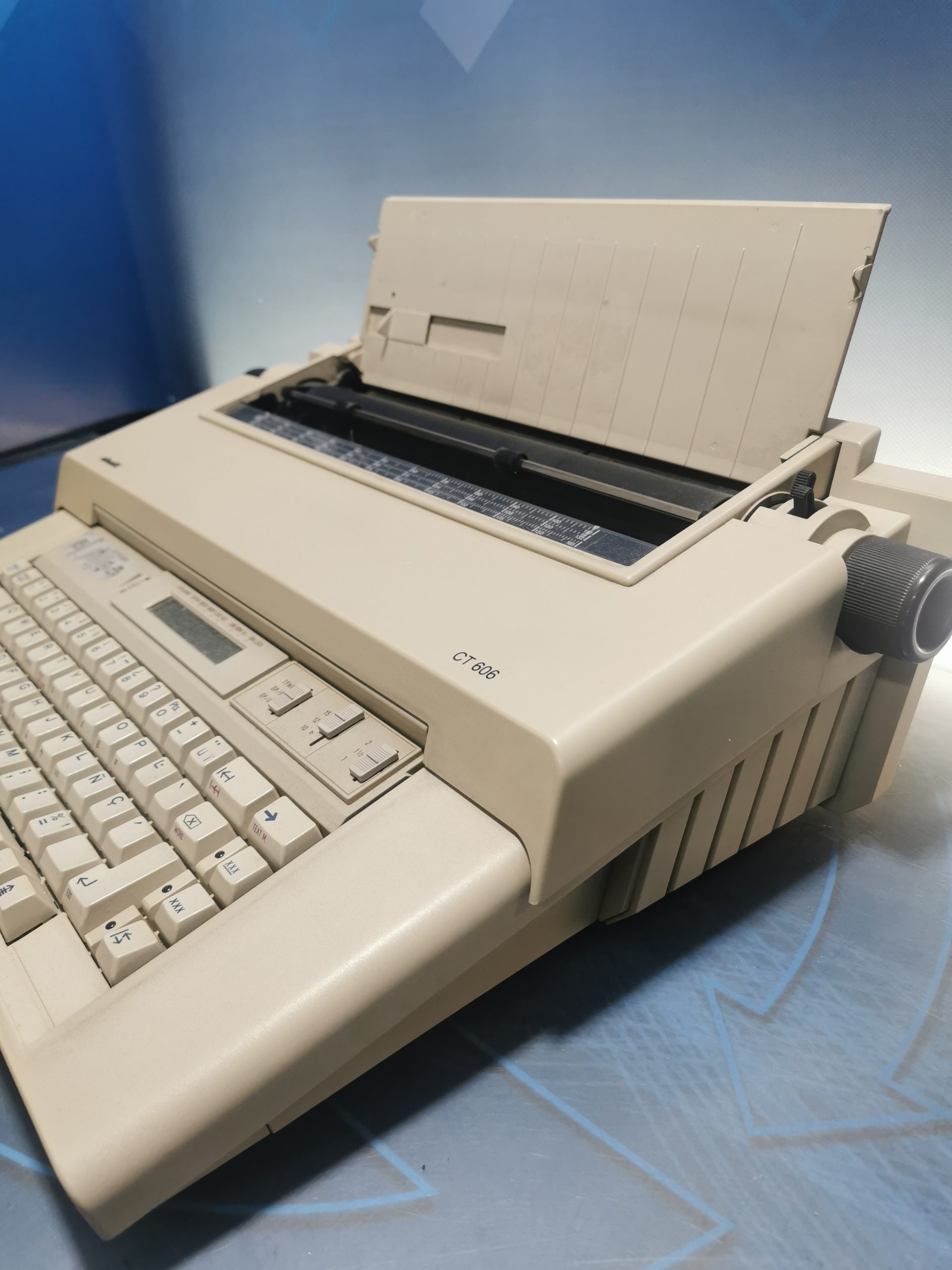 Maquina de escribir eléctrica OLIVETTI CT 606 - VendeloAmazing