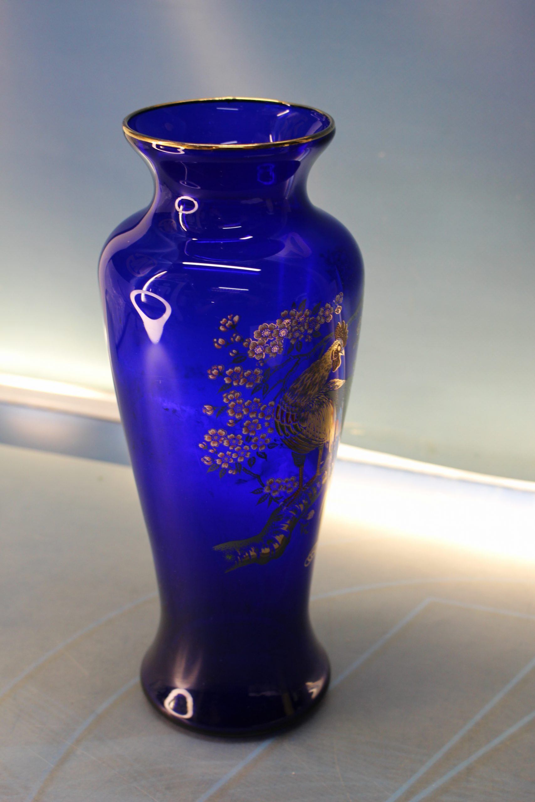 IMG_9342 Original jarrón oriental cristal azul cobalto con esmalte de gallo y cerezo. - Imagen 8
