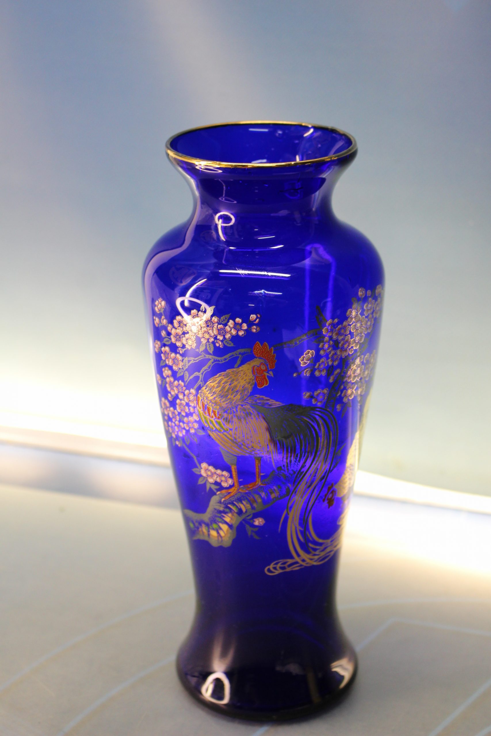 IMG_9345 Original jarrón oriental cristal azul cobalto con esmalte de gallo y cerezo. - Imagen 5