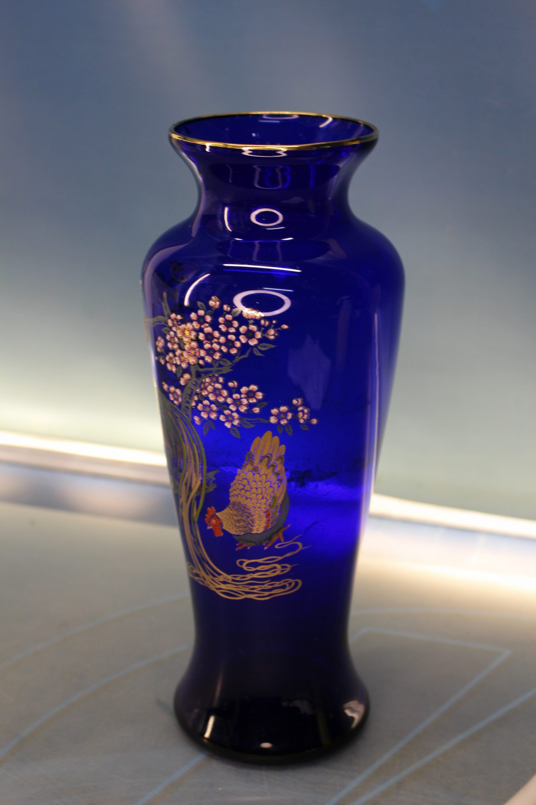IMG_9347 Original jarrón oriental cristal azul cobalto con esmalte de gallo y cerezo. - Imagen 3