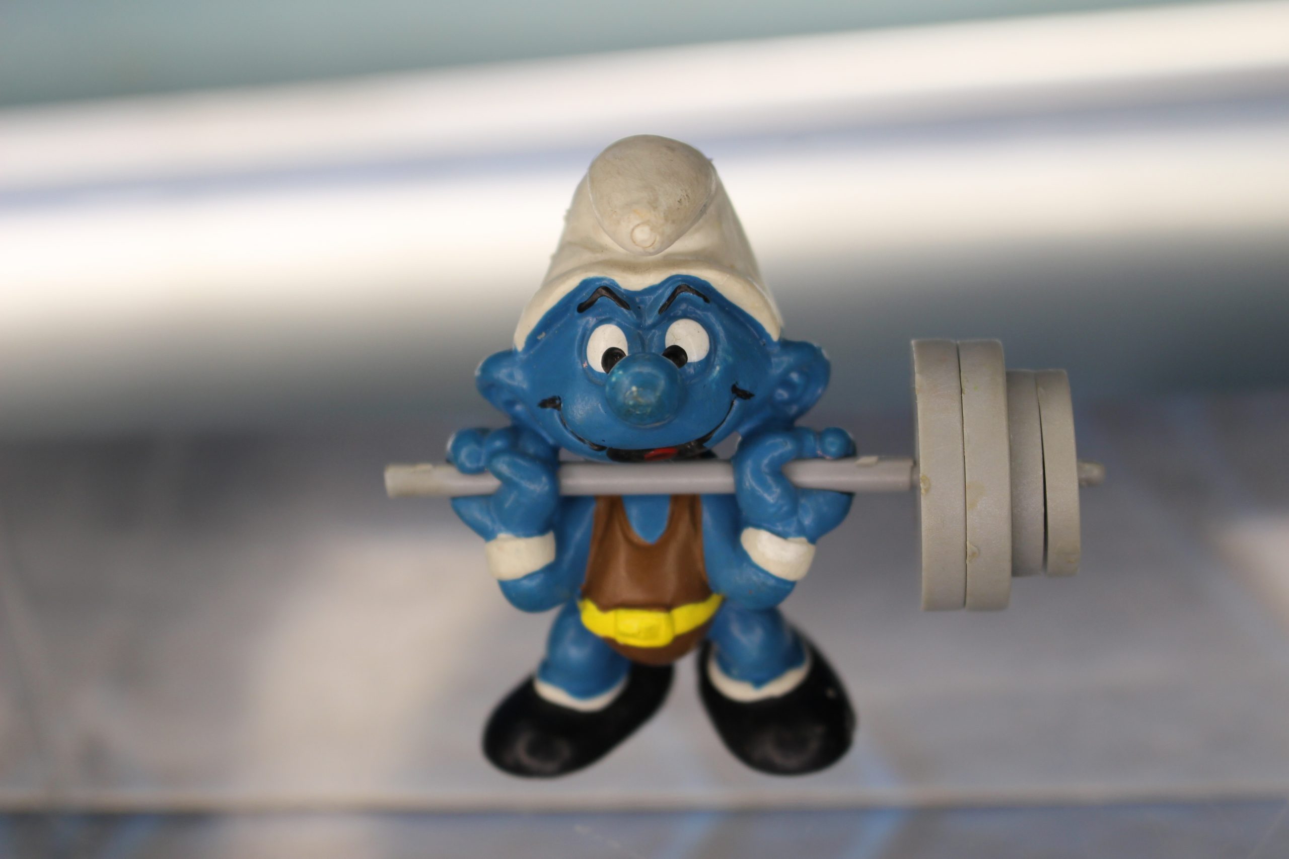 Figura PVC. Pitufo Olimpiadas Halterofilia, pesas. 40507.