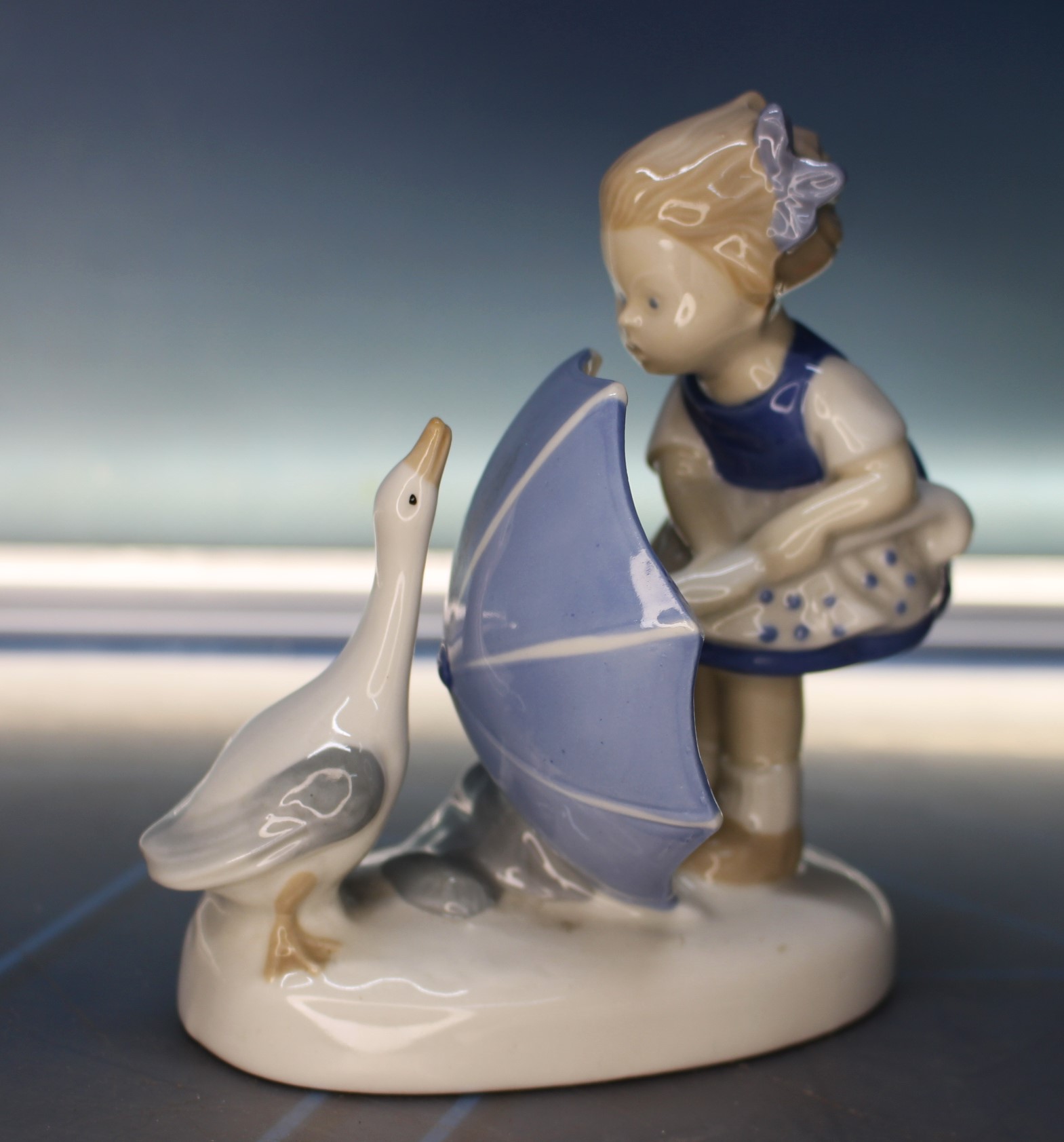 Niña y oca porcelana Carl Scheidig Grafenthal GDR. Circa 1950.
