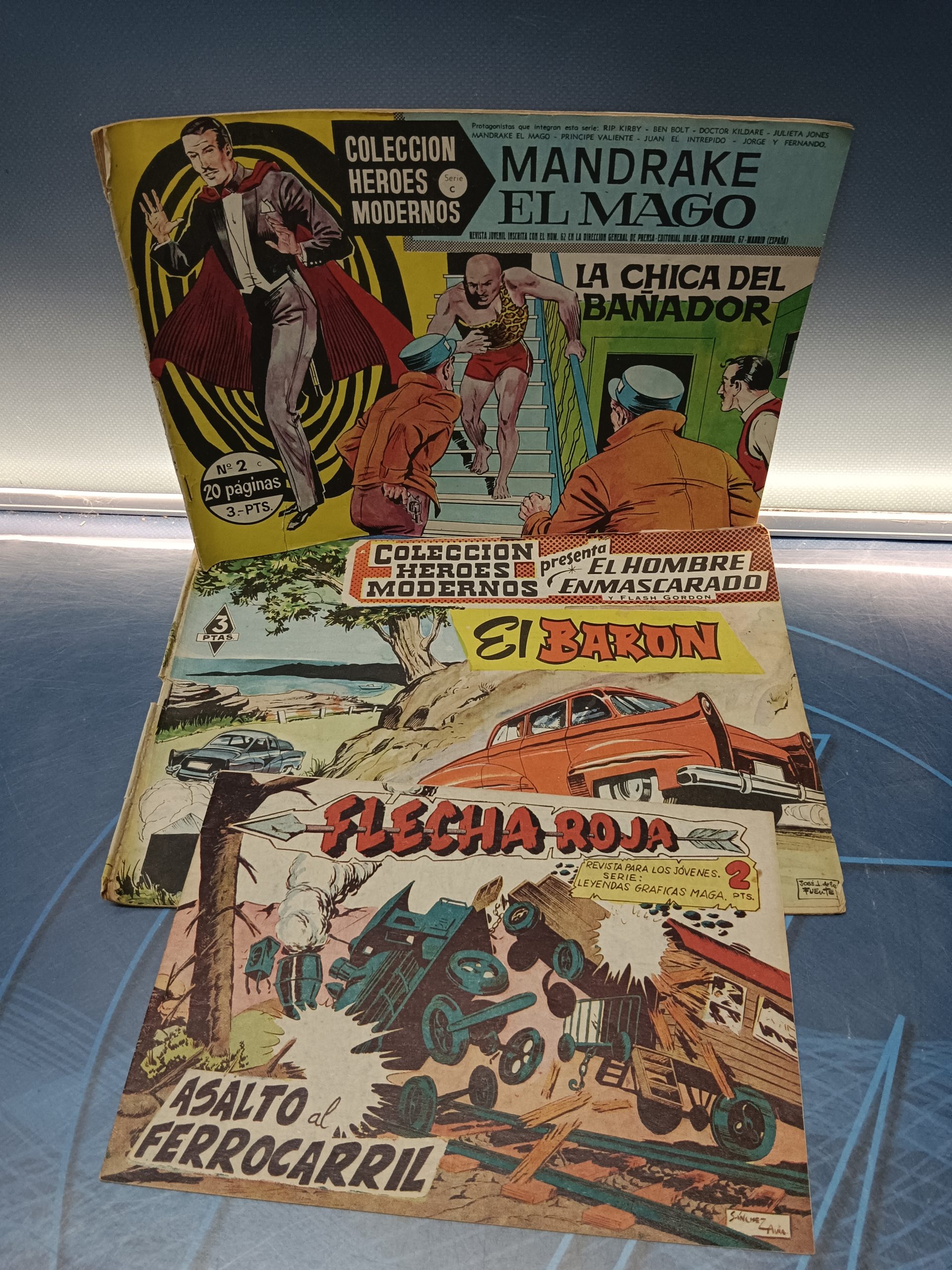 Tres tebeos Mandrake el mago y mas + Flecha roja y mas