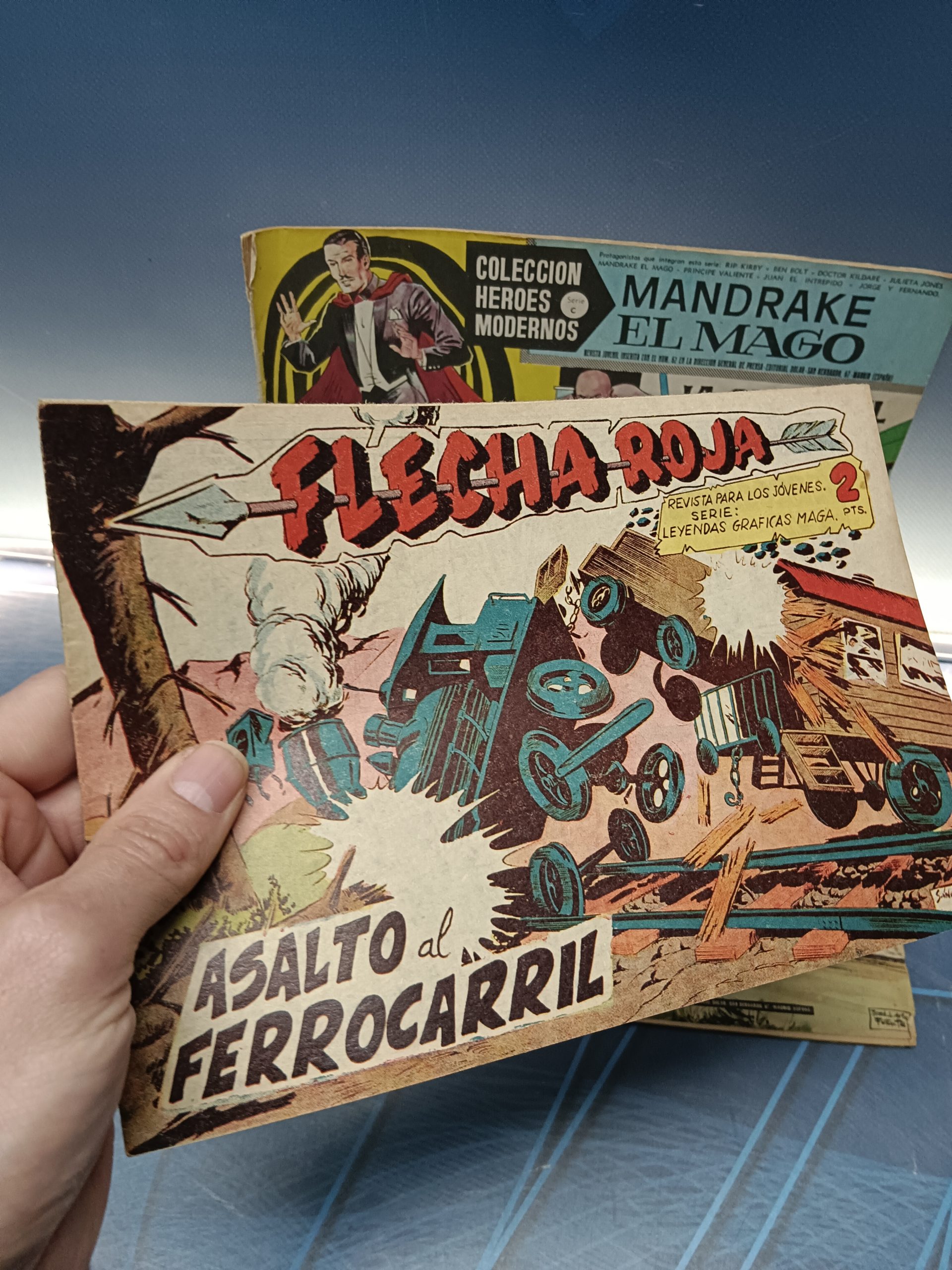 IMG_20250309_193643 Tres tebeos Mandrake el mago y mas + Flecha roja y mas - Imagen 2