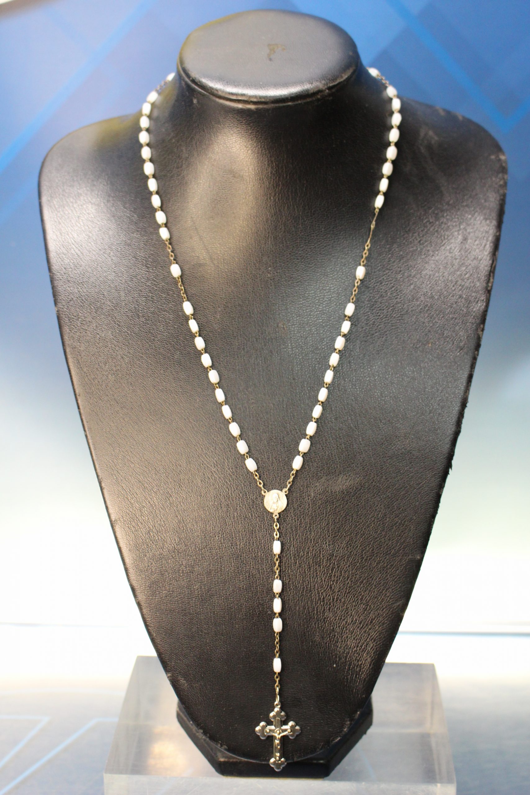 Rosario pequeño, infantil con cuentas blancas ¿nácar? - Imagen 3