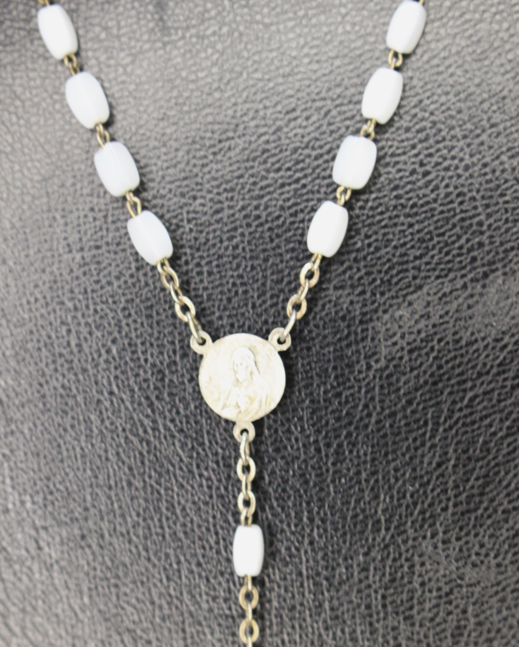 Rosario pequeño, infantil con cuentas blancas ¿nácar? - Imagen 9