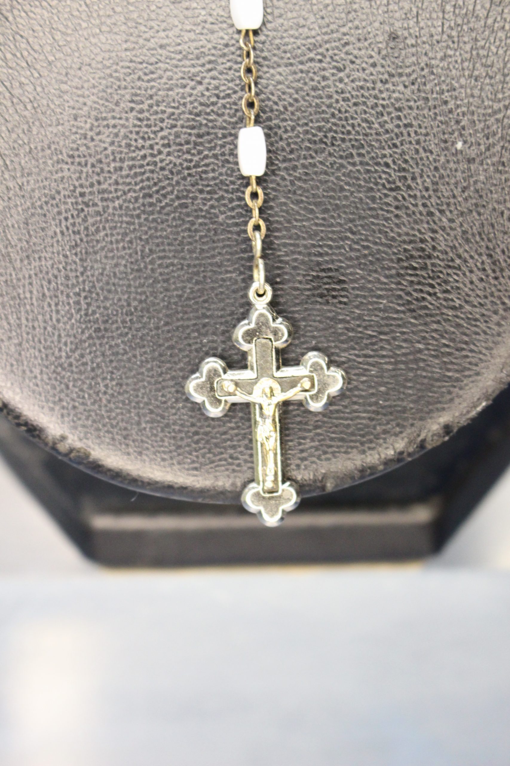 Rosario pequeño, infantil con cuentas blancas ¿nácar? - Imagen 8