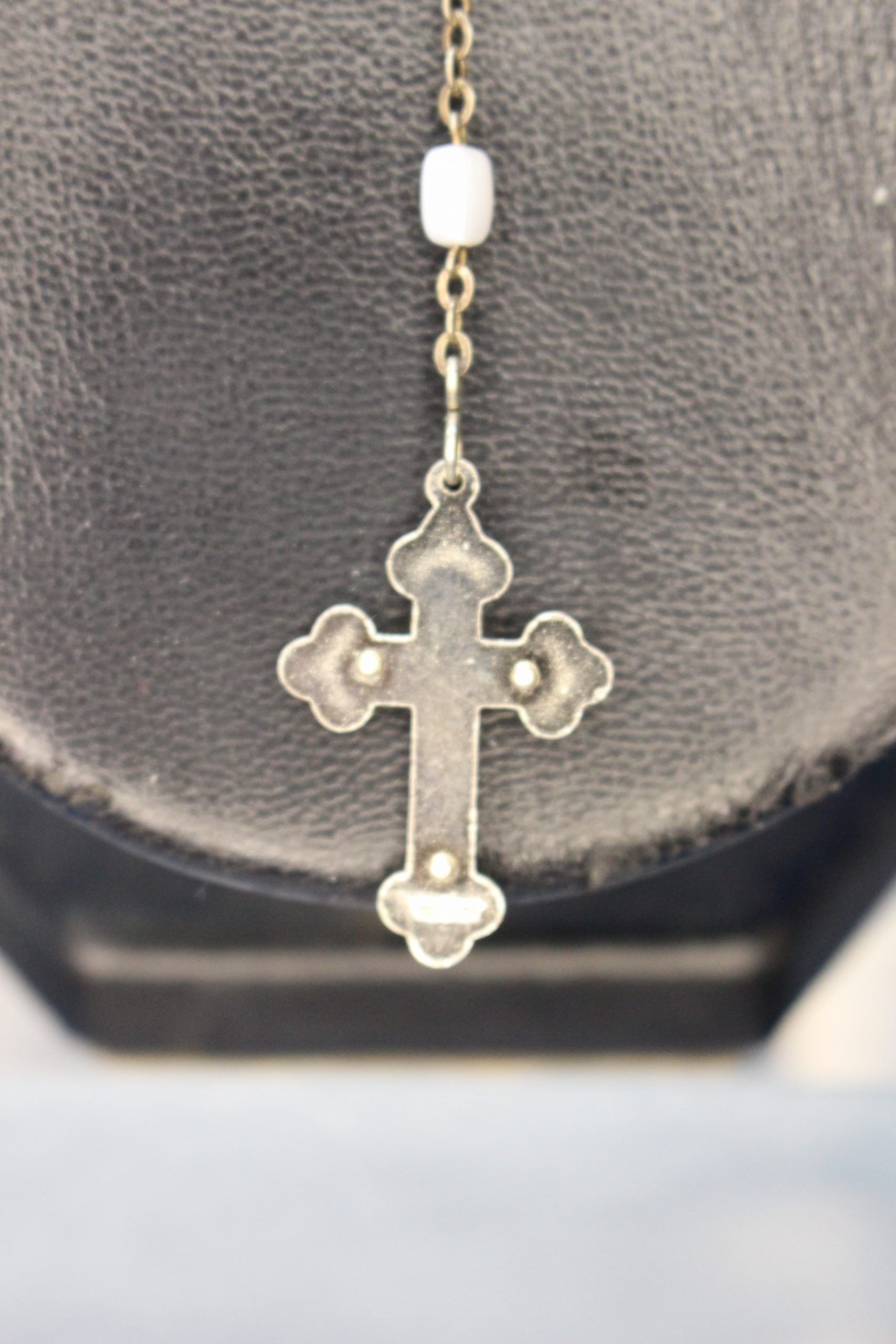 Rosario pequeño, infantil con cuentas blancas ¿nácar? - Imagen 7