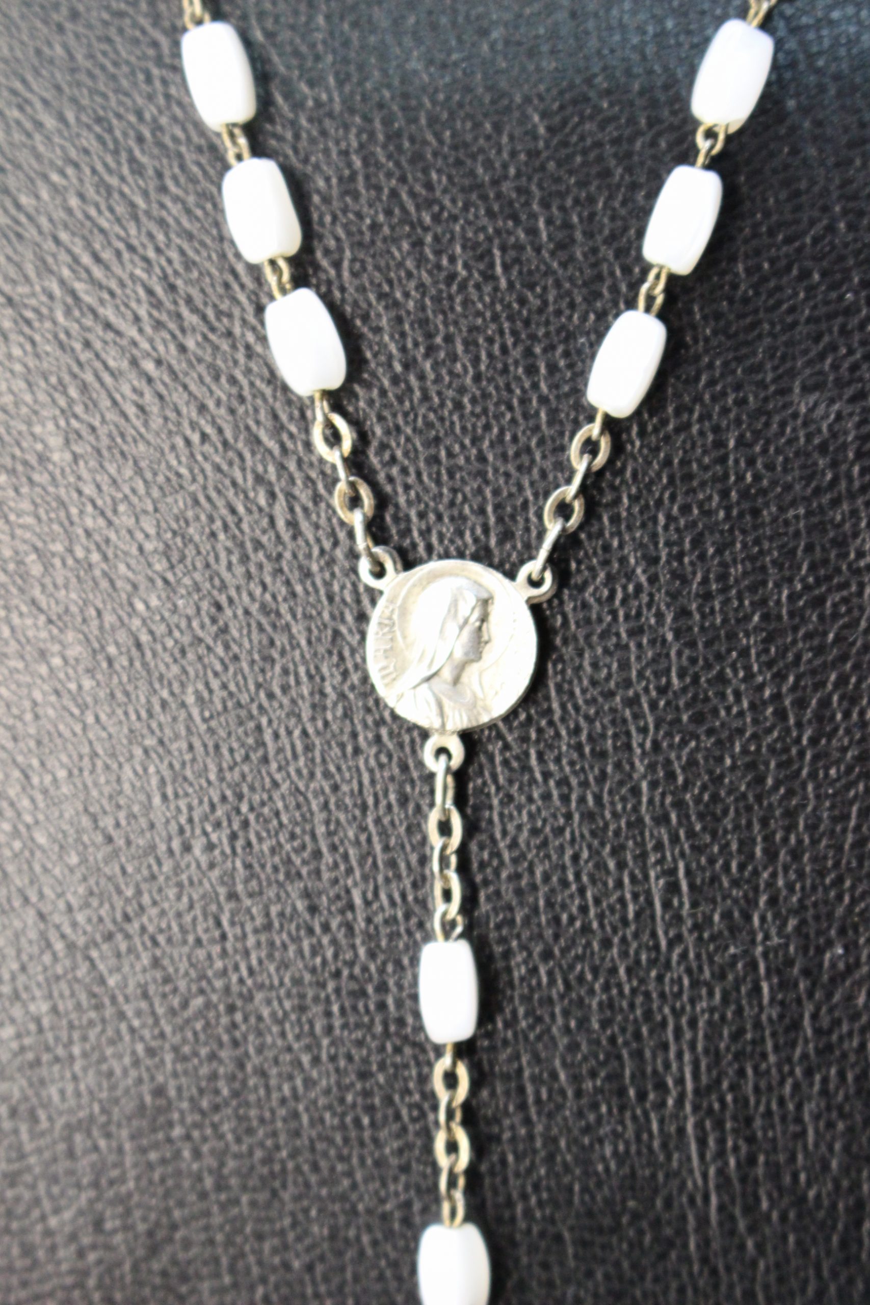 Rosario pequeño, infantil con cuentas blancas ¿nácar? - Imagen 6