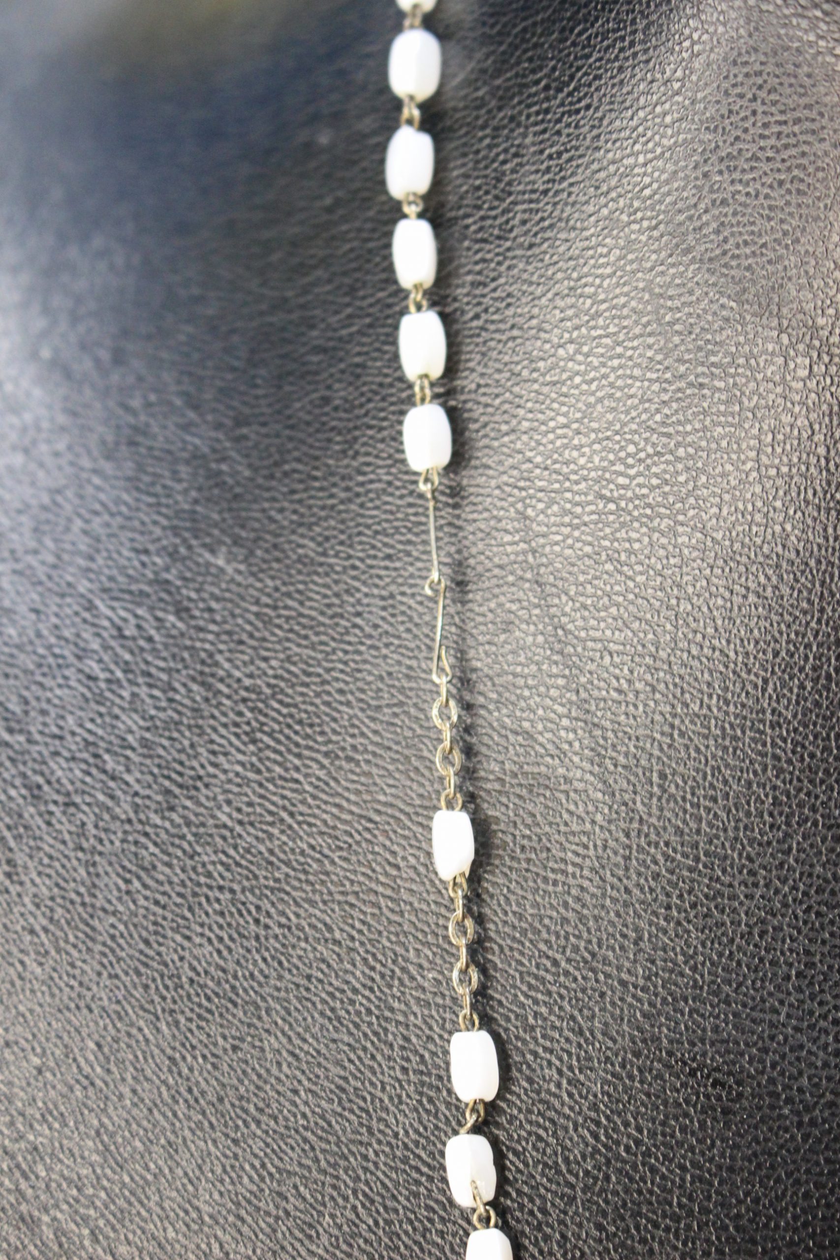 Rosario pequeño, infantil con cuentas blancas ¿nácar? - Imagen 5