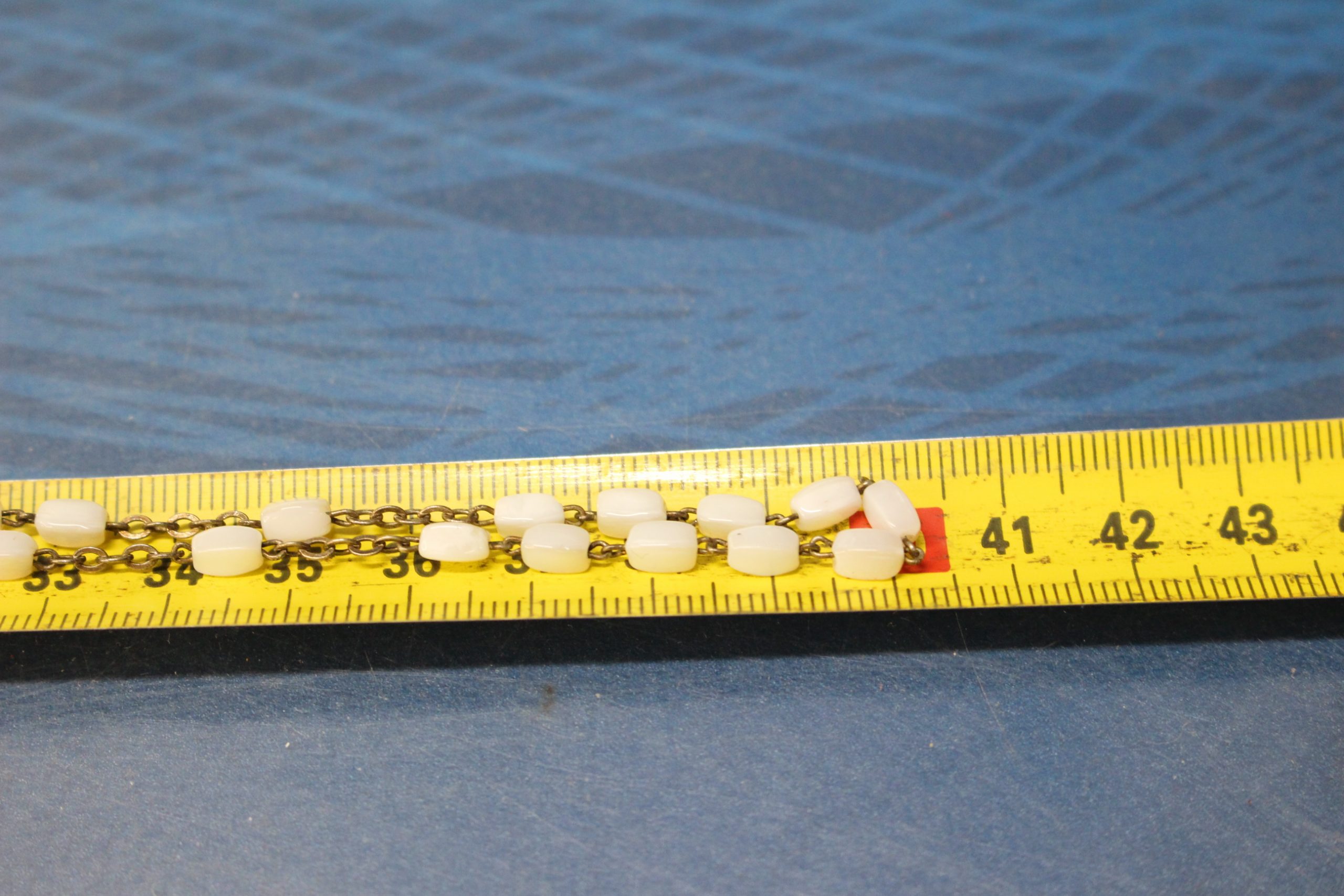 Rosario pequeño, infantil con cuentas blancas ¿nácar? - Imagen 4