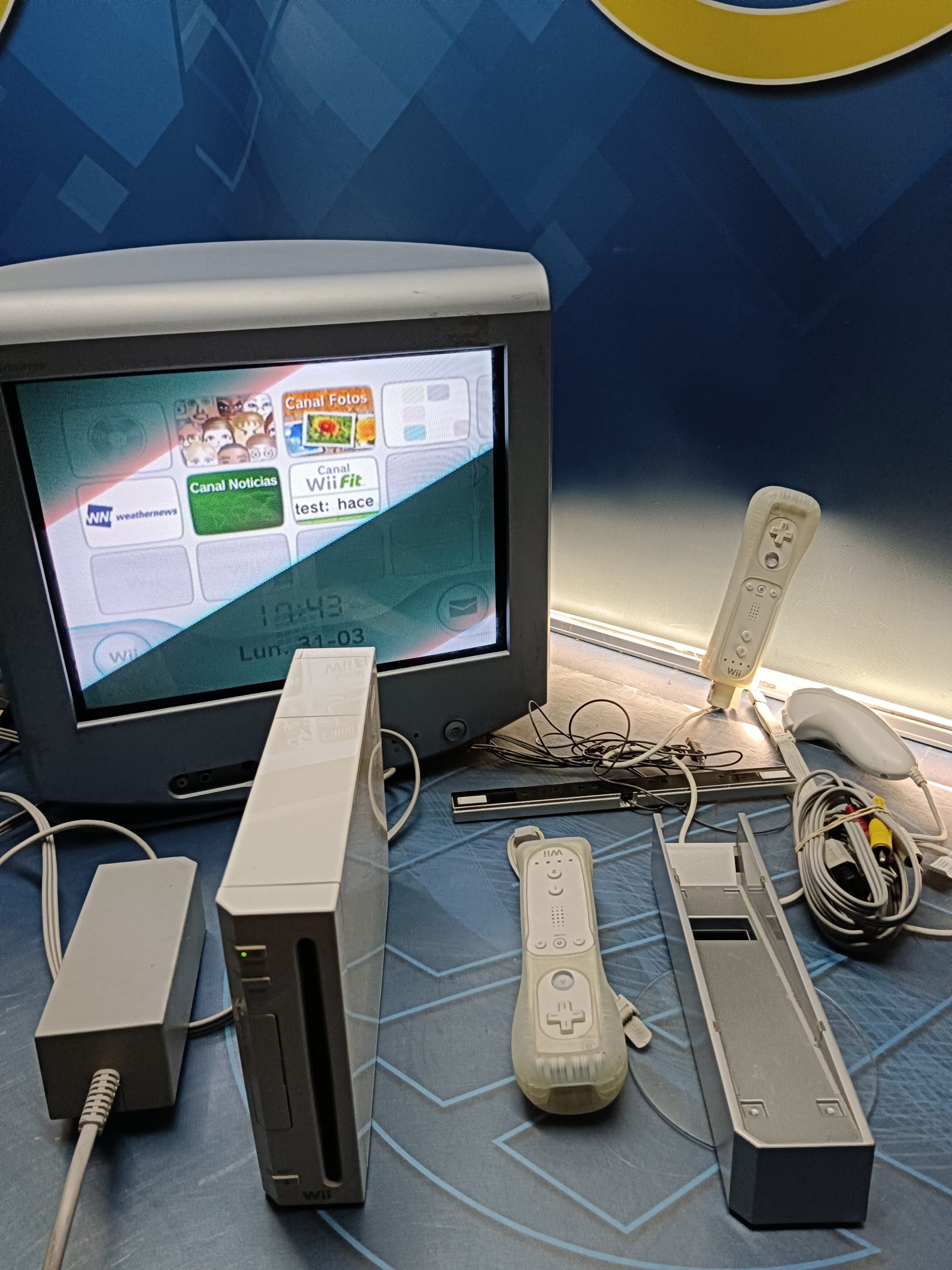 consola Wii + 2 mandos ( tv no incluida en la venta)