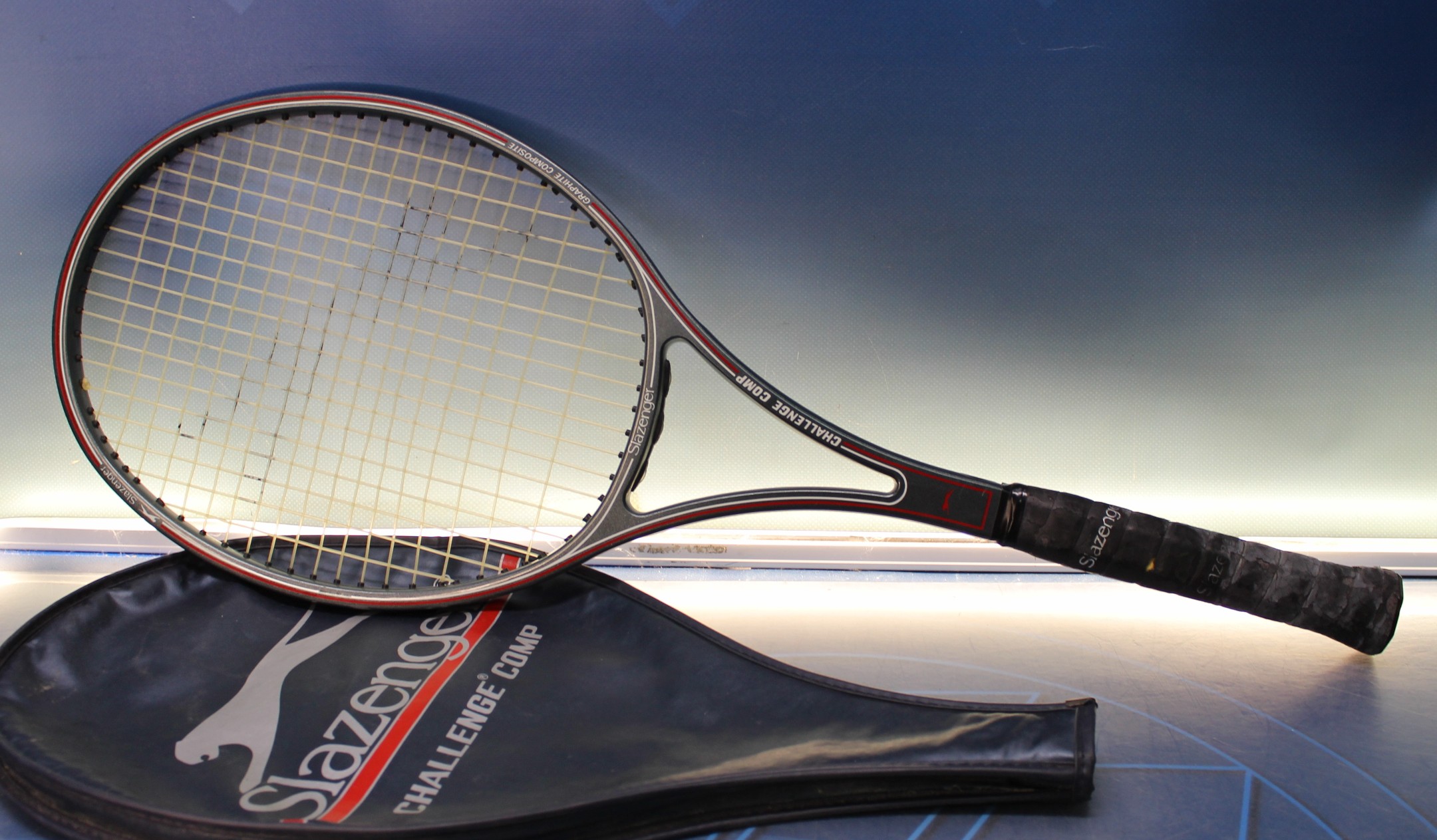 Raqueta de tenis Slazenger. Con funda.