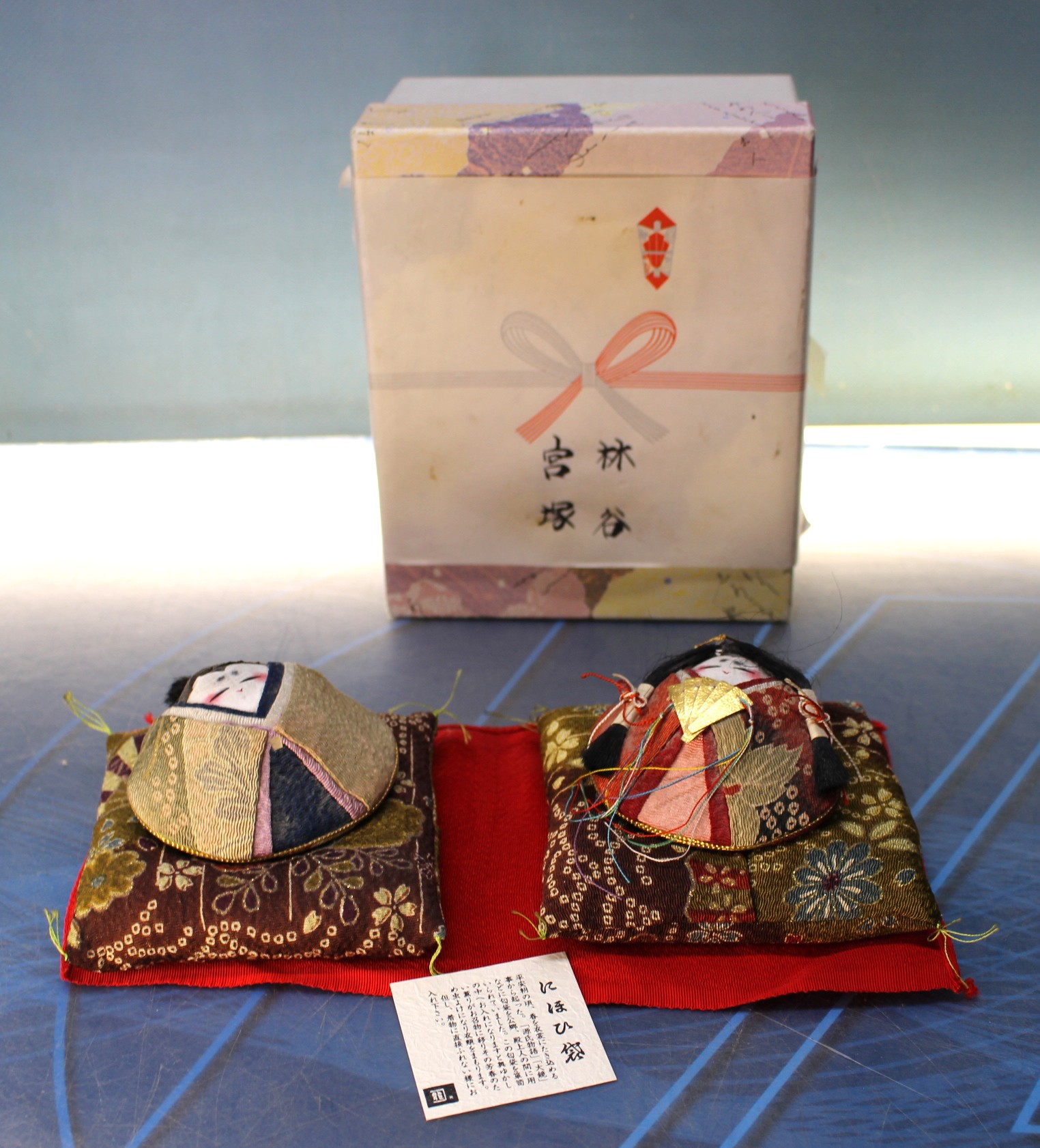 Pareja de muñecas Hina Ningyo de Japón. Muñecas almeja. Hinamatsuri.