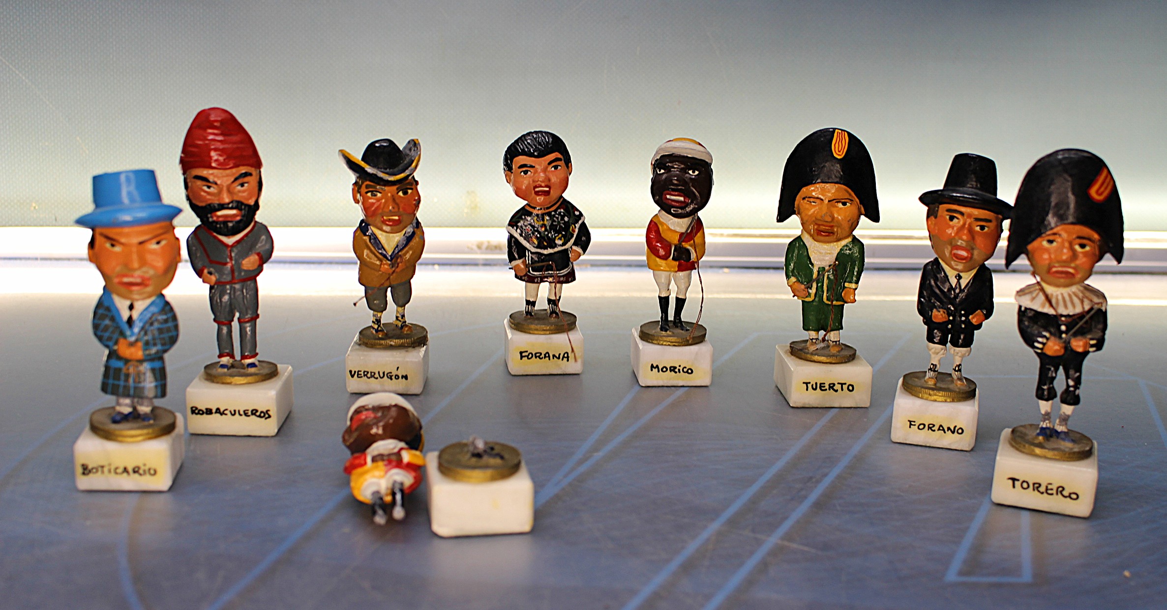 Los Cabezudos. Figuras de plomo con peana de piedra. Aragón.