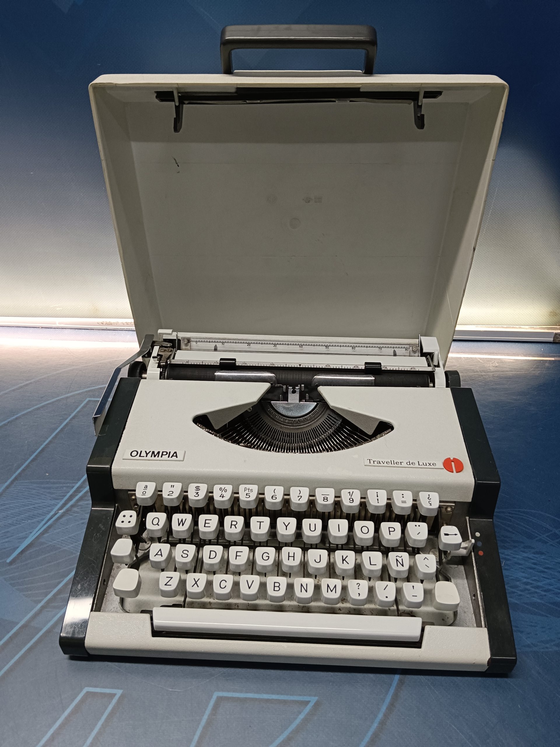 ANTIGUA MÁQUINA DE ESCRIBIR , OLYMPIA,  TRAVELLER, DE LUXE CON FUNDA. FUNCIONANDO.