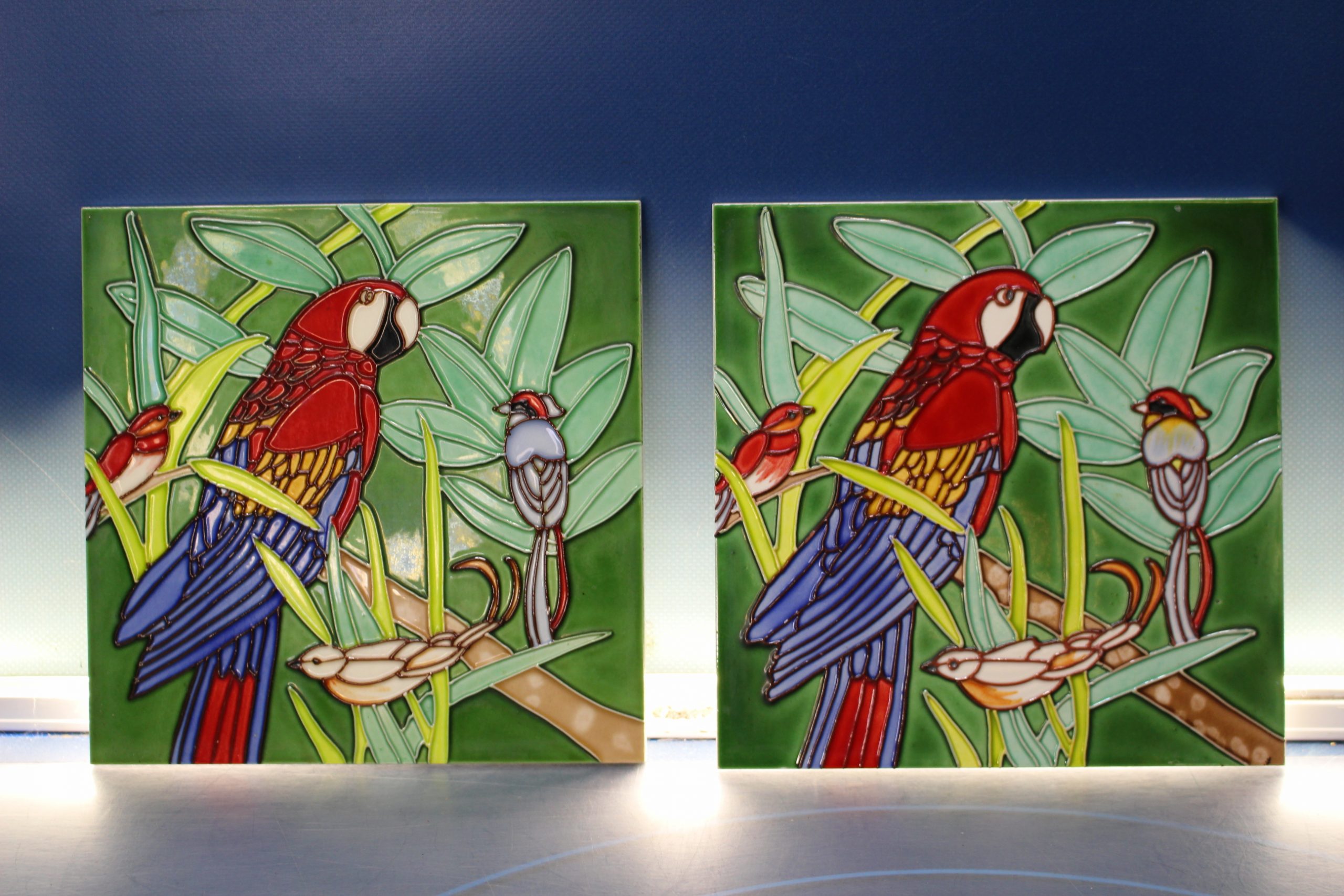 Pareja de azulejos artísticos, aves tropicales.