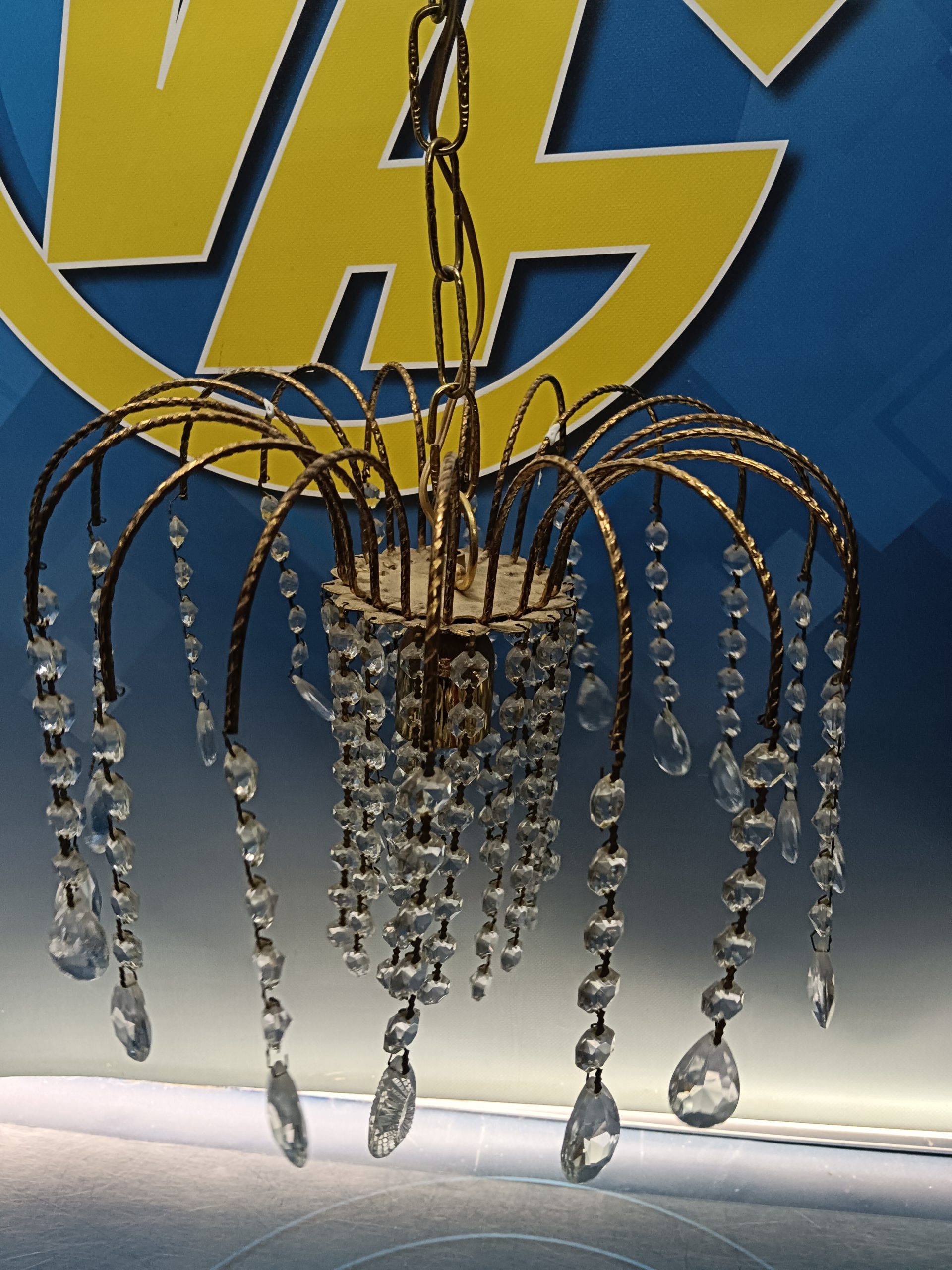 Preciosa Lampara de techo Araña, mid century, cristal de roca, 18 brazos, 56 cm.