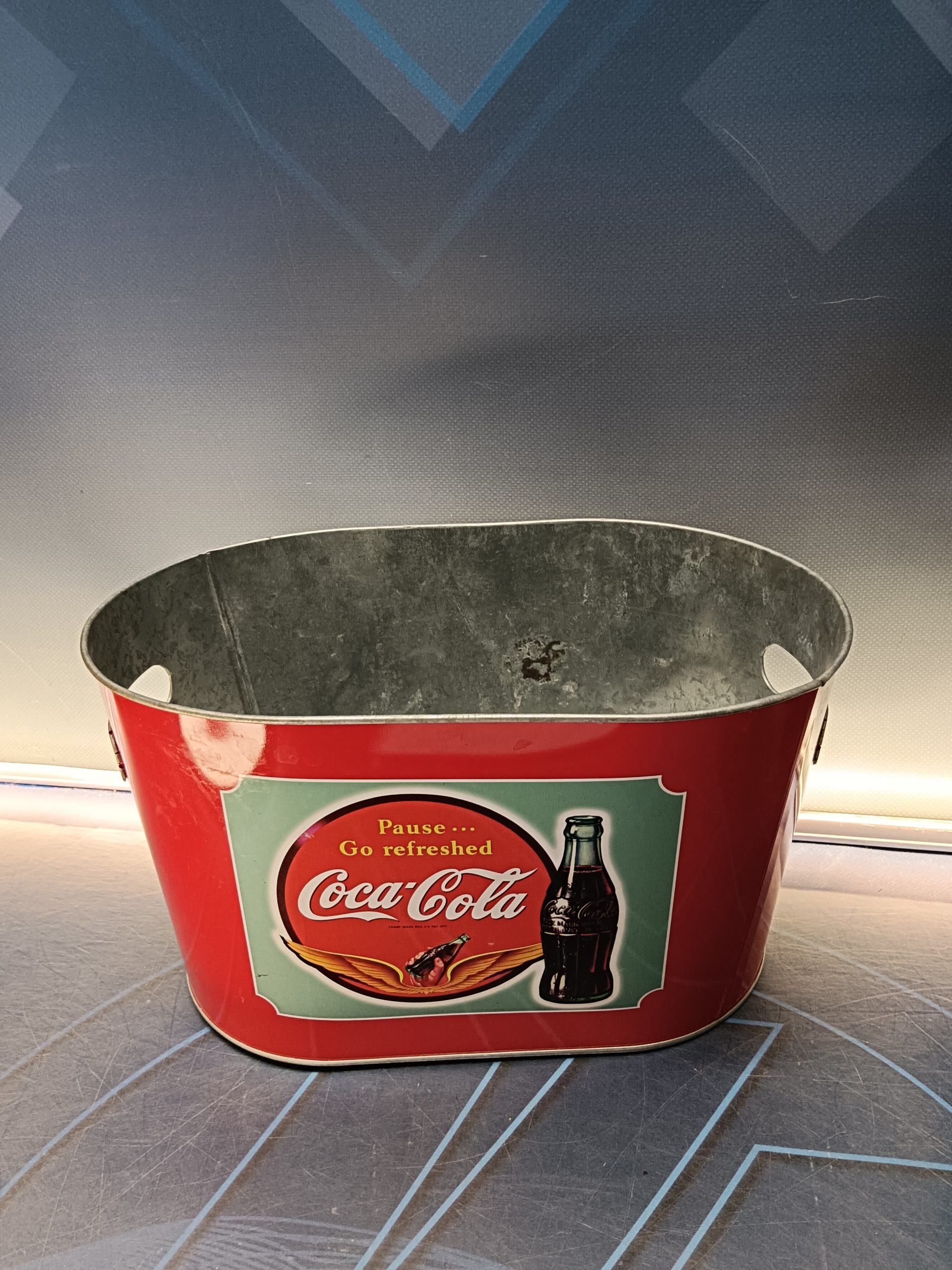 Lata, cuenco metálico de Coca-Cola. 18x30x19 cm