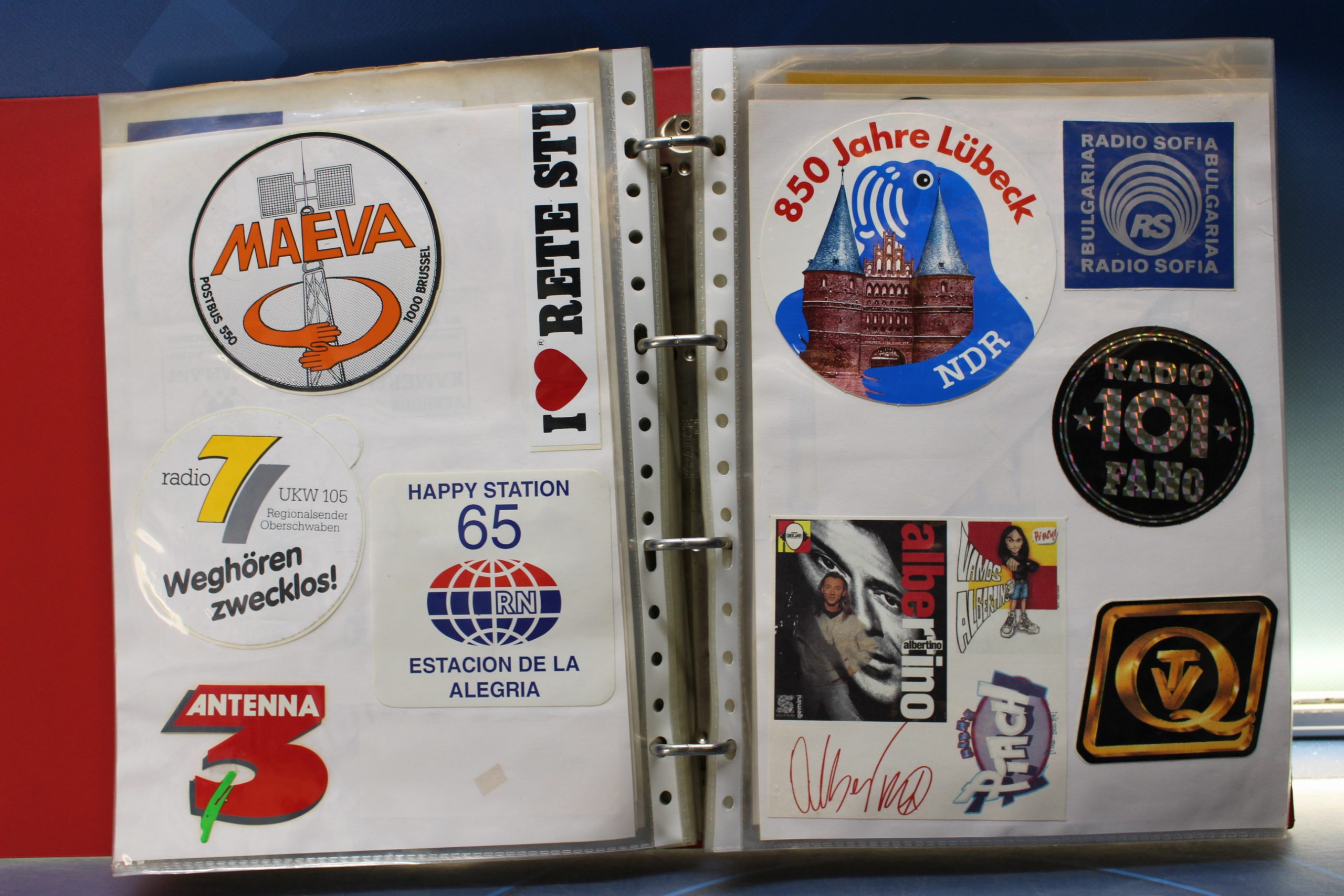 02. Gran lote pegatinas emisoras de radio extranjeras.