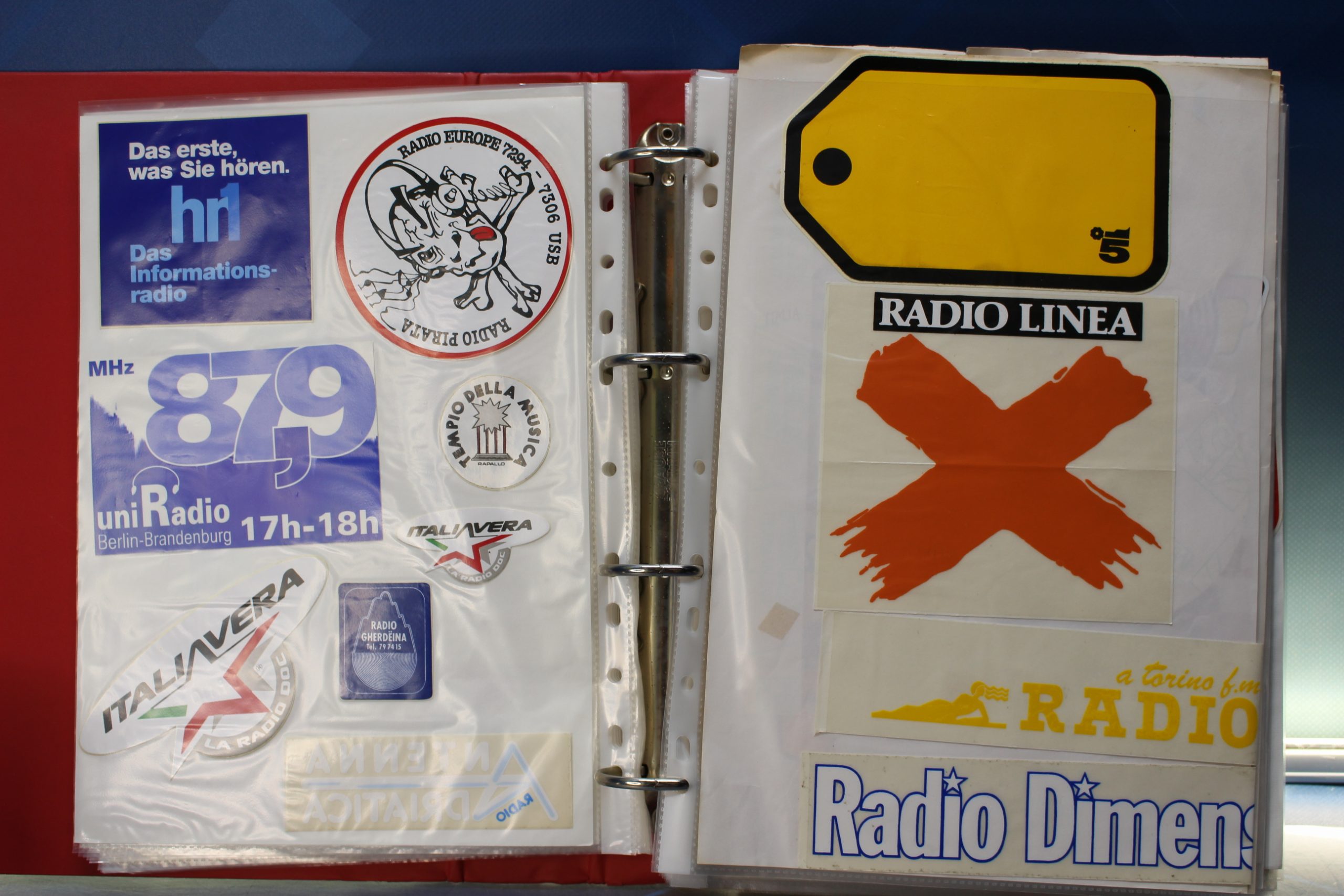 04. Gran lote pegatinas emisoras de radio extranjeras.