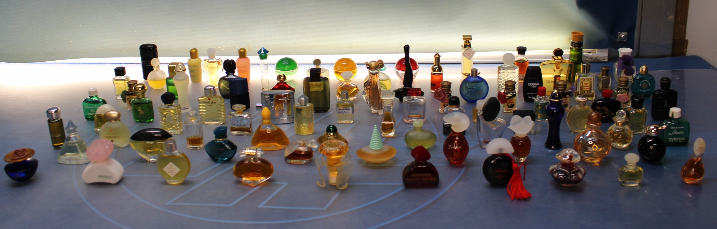 02. Miniperfumes. 88 frascos.