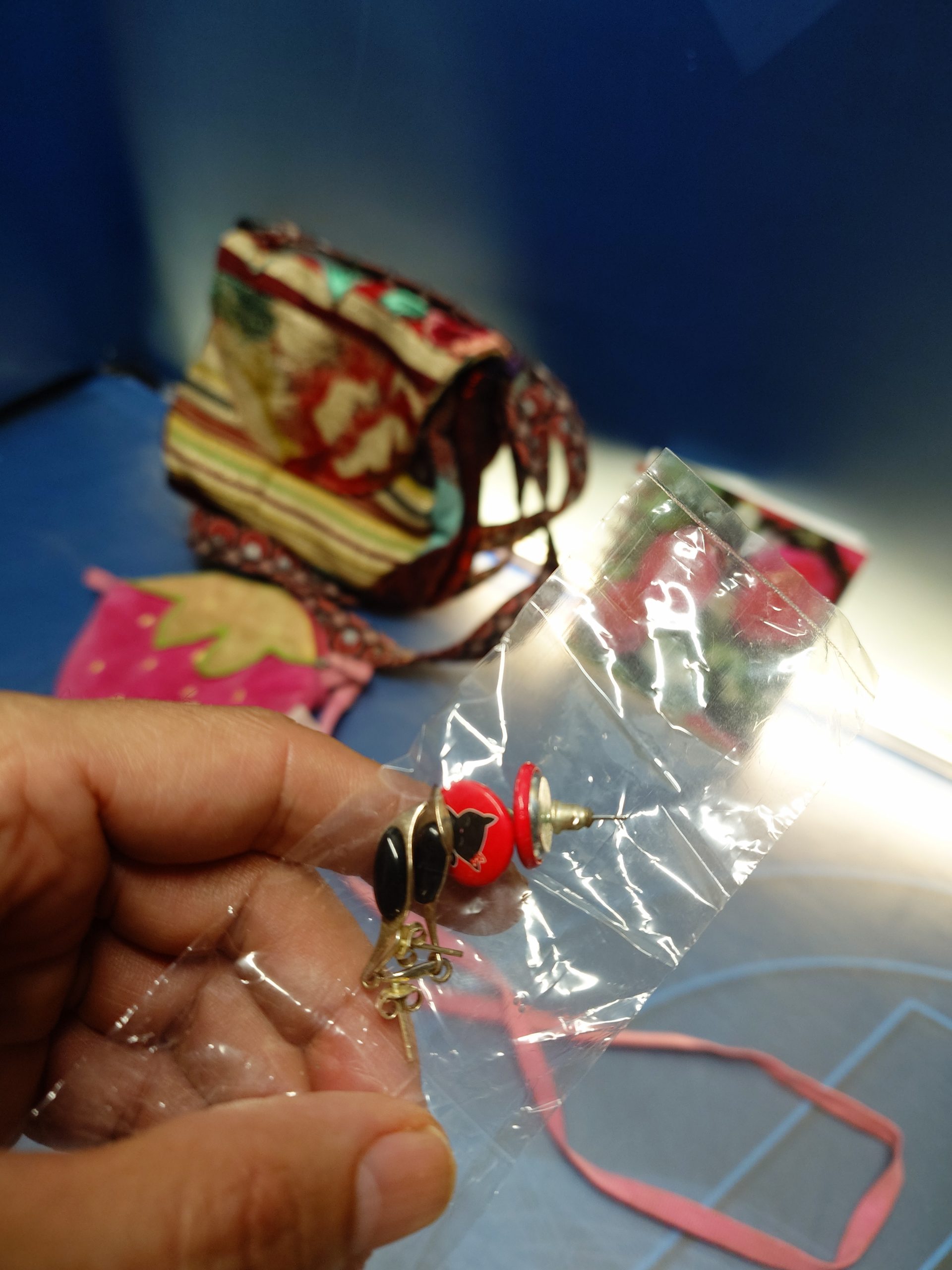 Juego, tres mini bolsos, cuaderno y bisutería - Imagen 4
