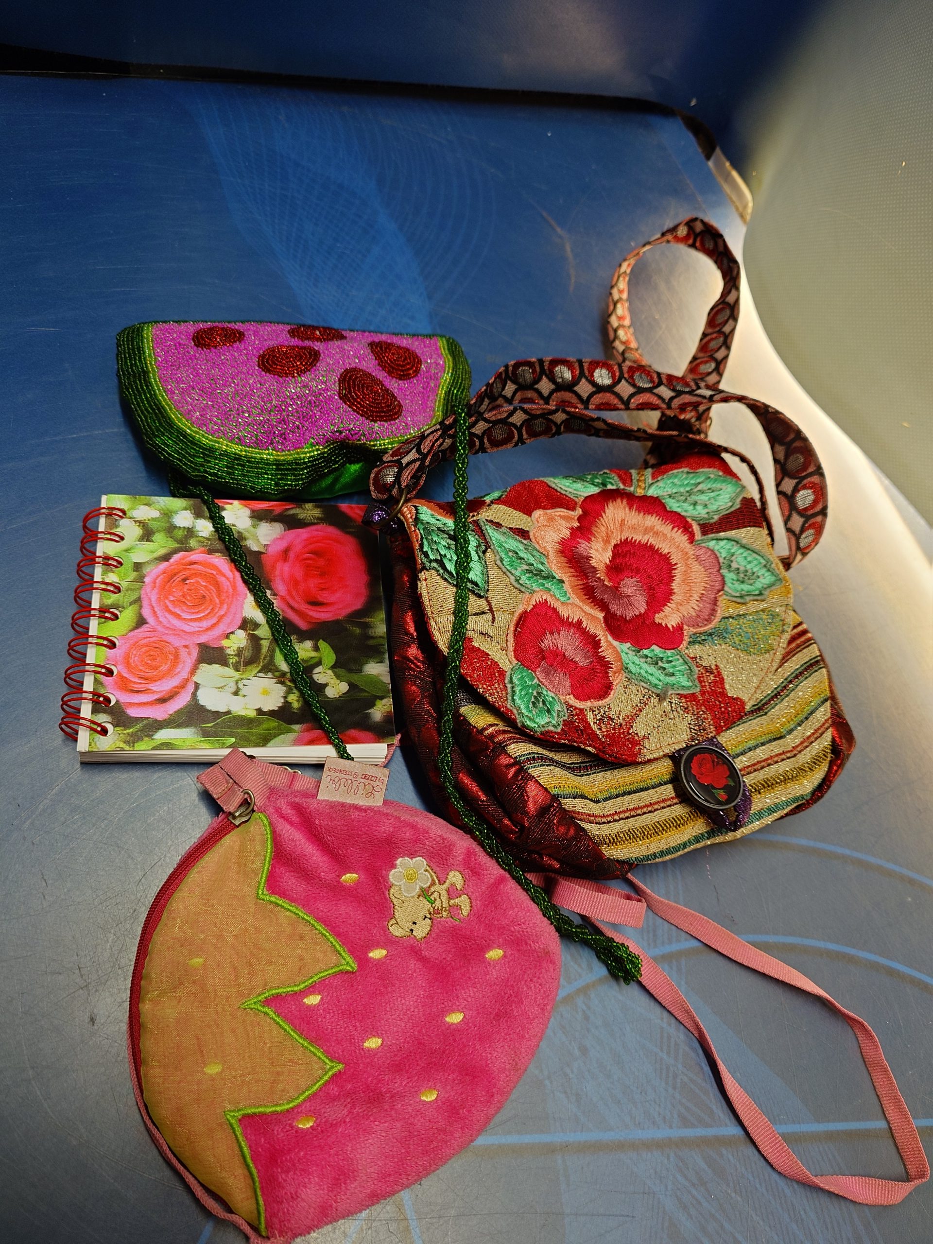 Juego, tres mini bolsos, cuaderno y bisutería - Imagen 9