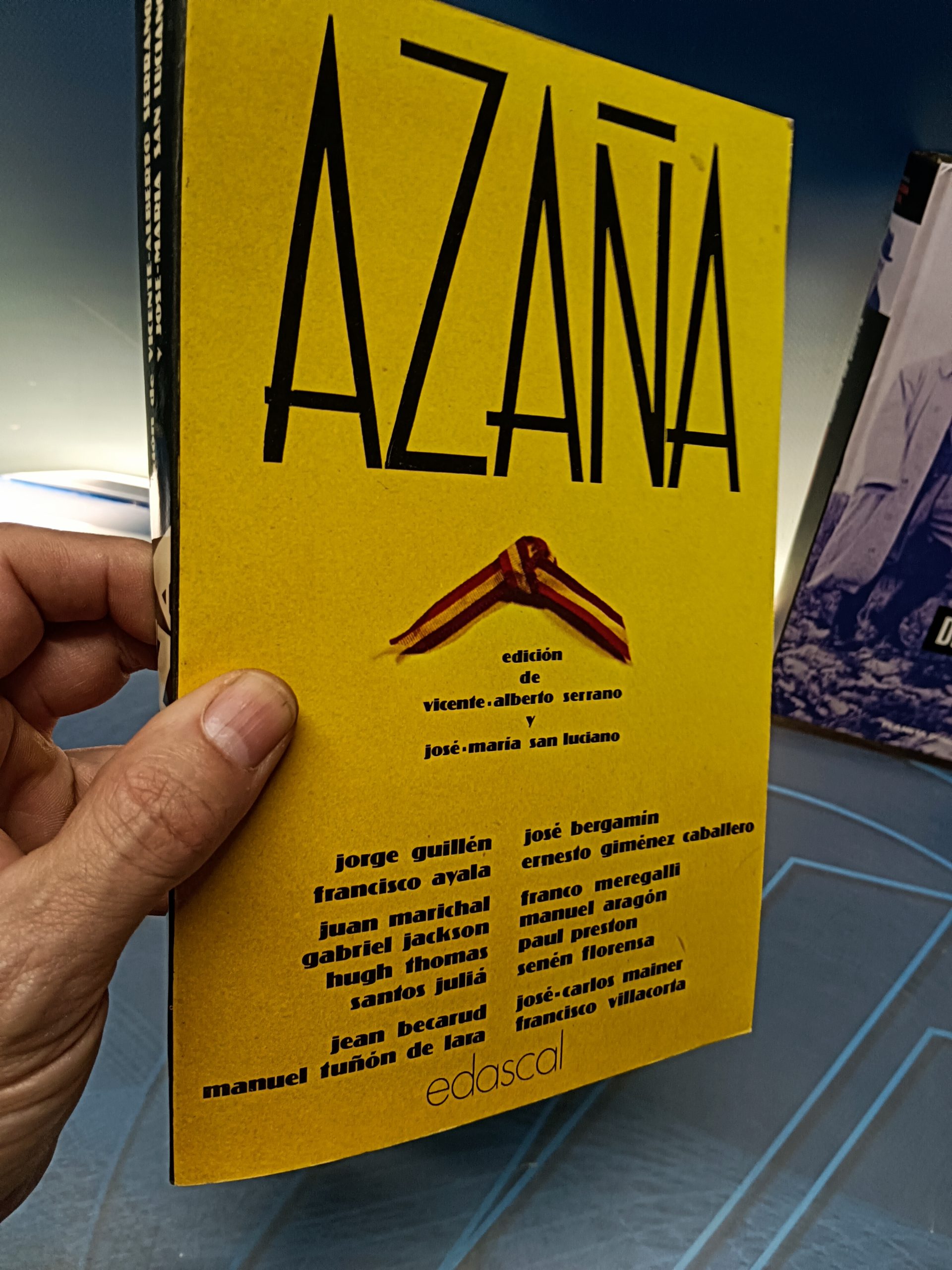 Dos libros, Manuel Azaña. Diarios de guerra + Azaña Edicion de vicente alberto serrano - Imagen 2