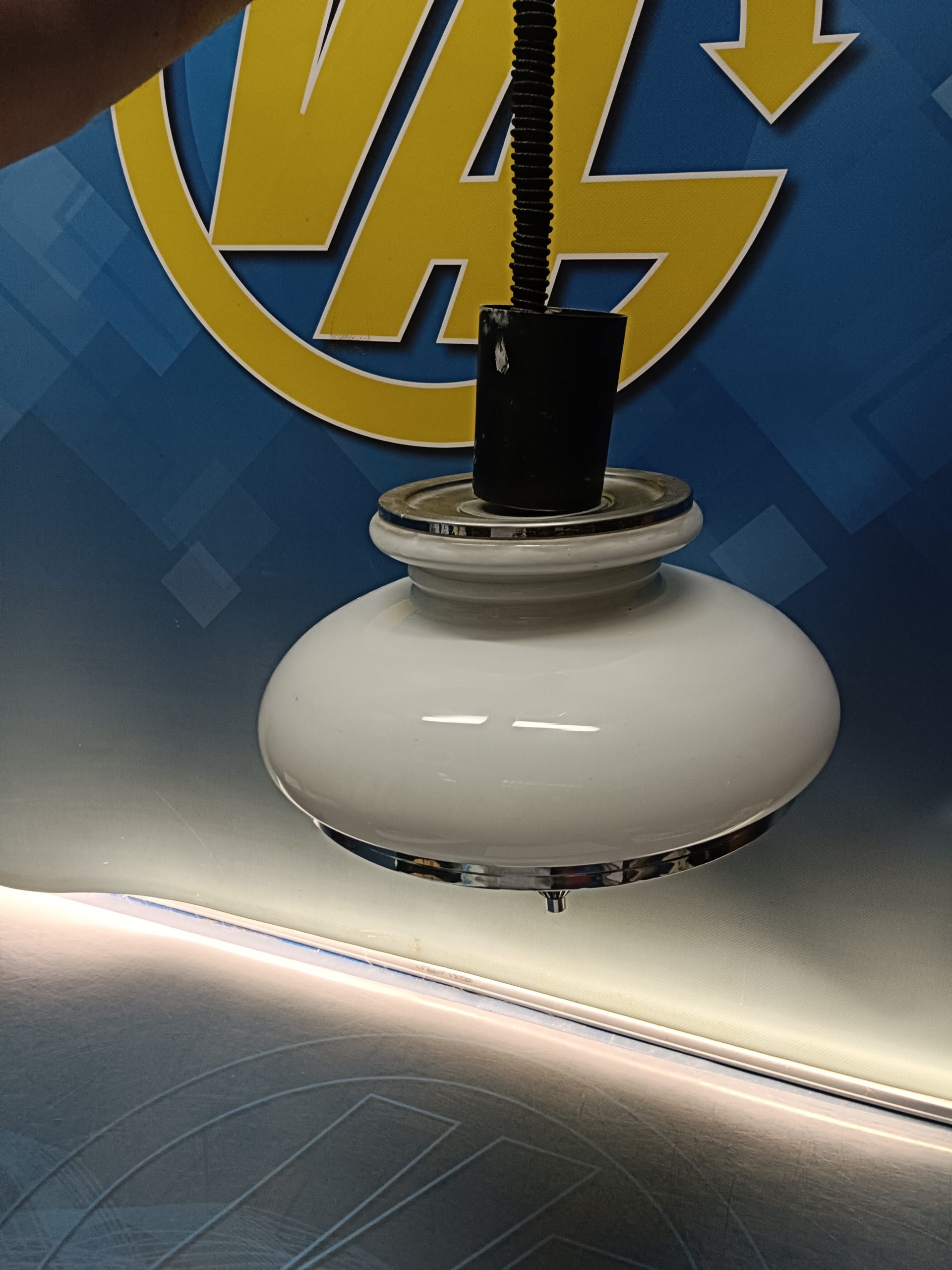 lampara de techo, opalina, cromada, vitage, años 70, plastico rigido, medidas: alto 70 cm, diametro, 35 cm. 1974, regulable rolly - Imagen 9
