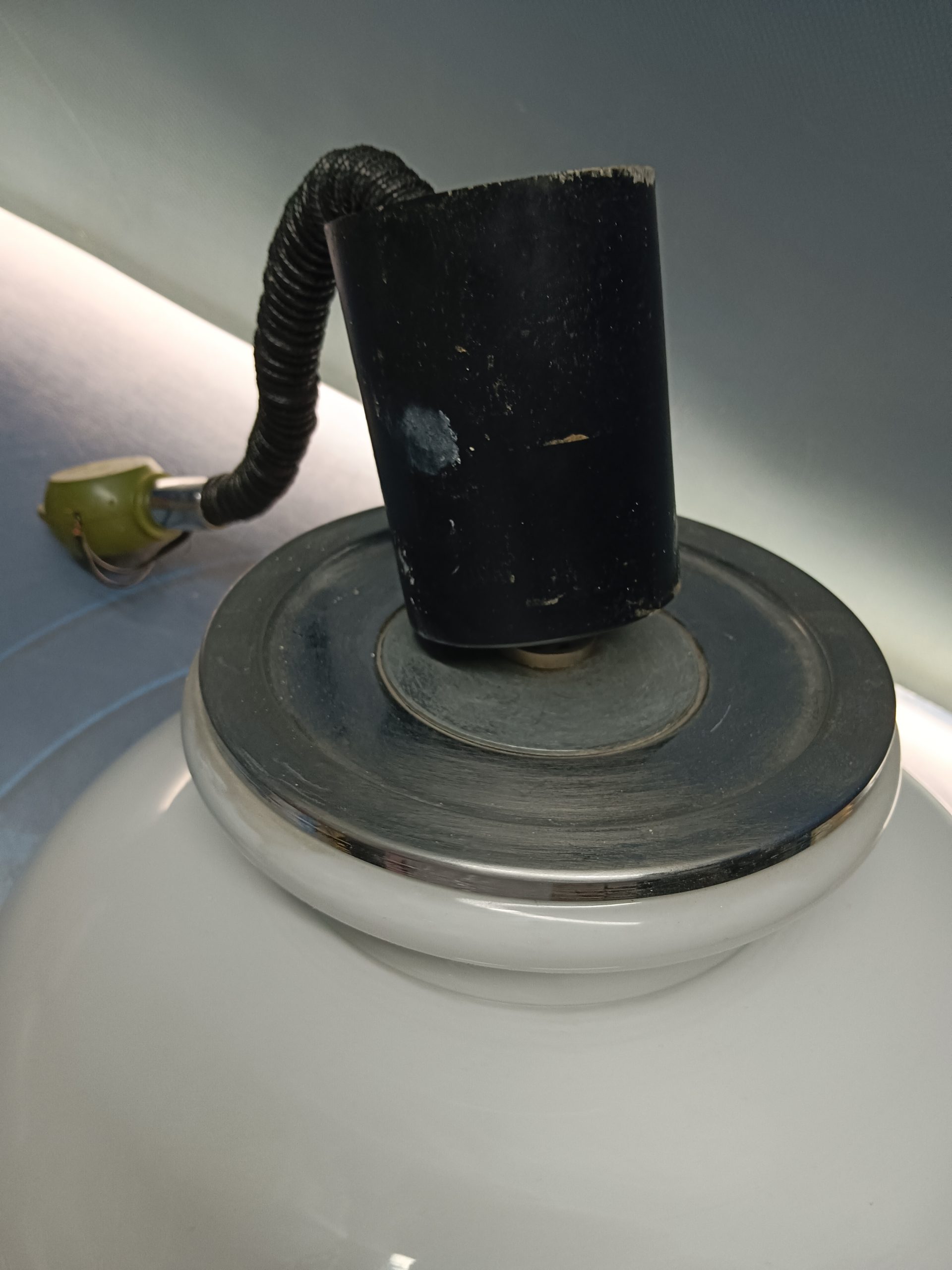 lampara de techo, opalina, cromada, vitage, años 70, plastico rigido, medidas: alto 70 cm, diametro, 35 cm. 1974, regulable rolly - Imagen 4