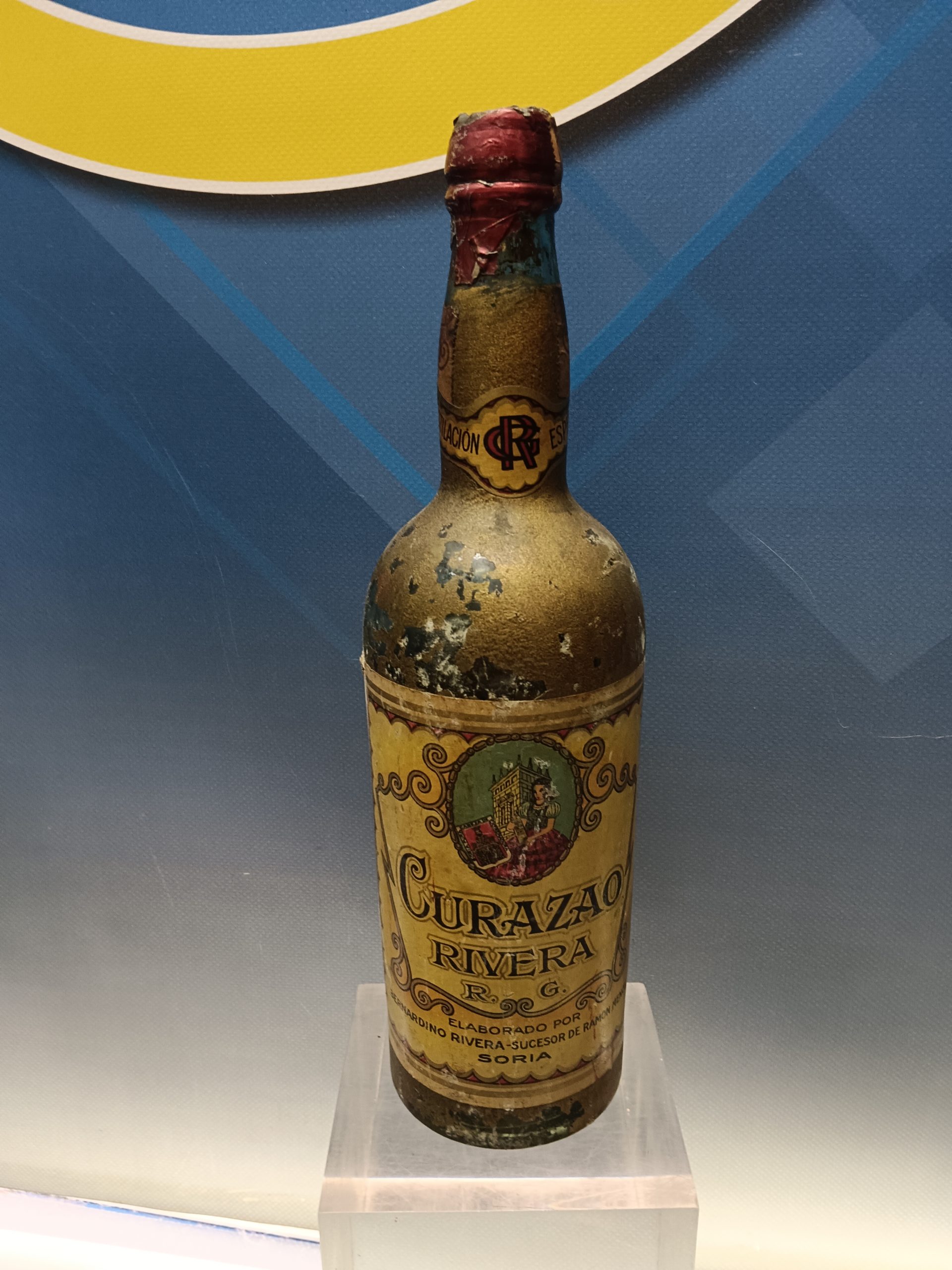 botella , ANTIGUA, CURAZAO RIVERA R. G. ELABORADO POR BERNARDINO RIVERA, cerrada aunque el corcho partido, observa las fotos