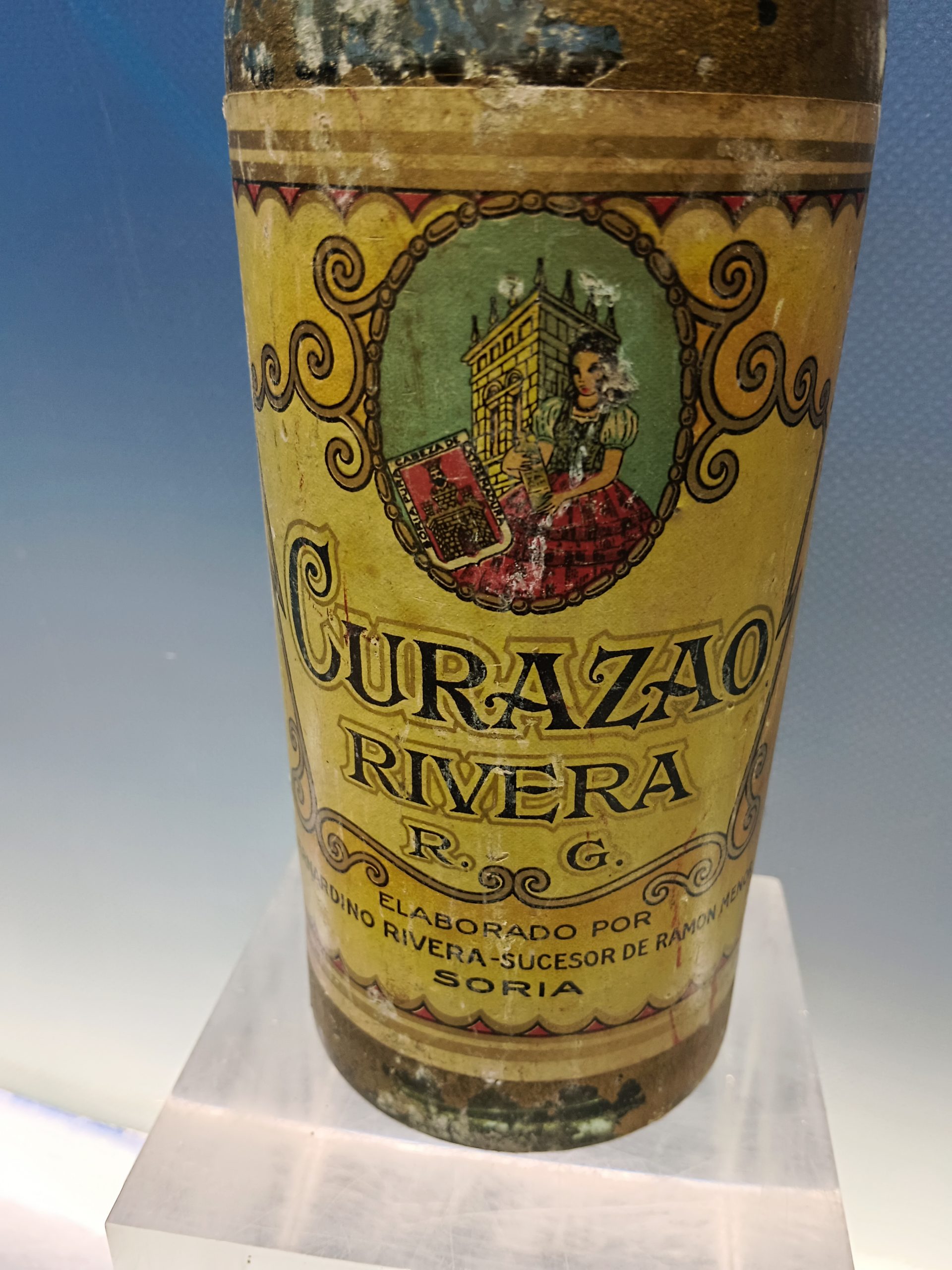 botella , ANTIGUA, CURAZAO RIVERA R. G. ELABORADO POR BERNARDINO RIVERA, cerrada aunque el corcho partido, observa las fotos - Imagen 2