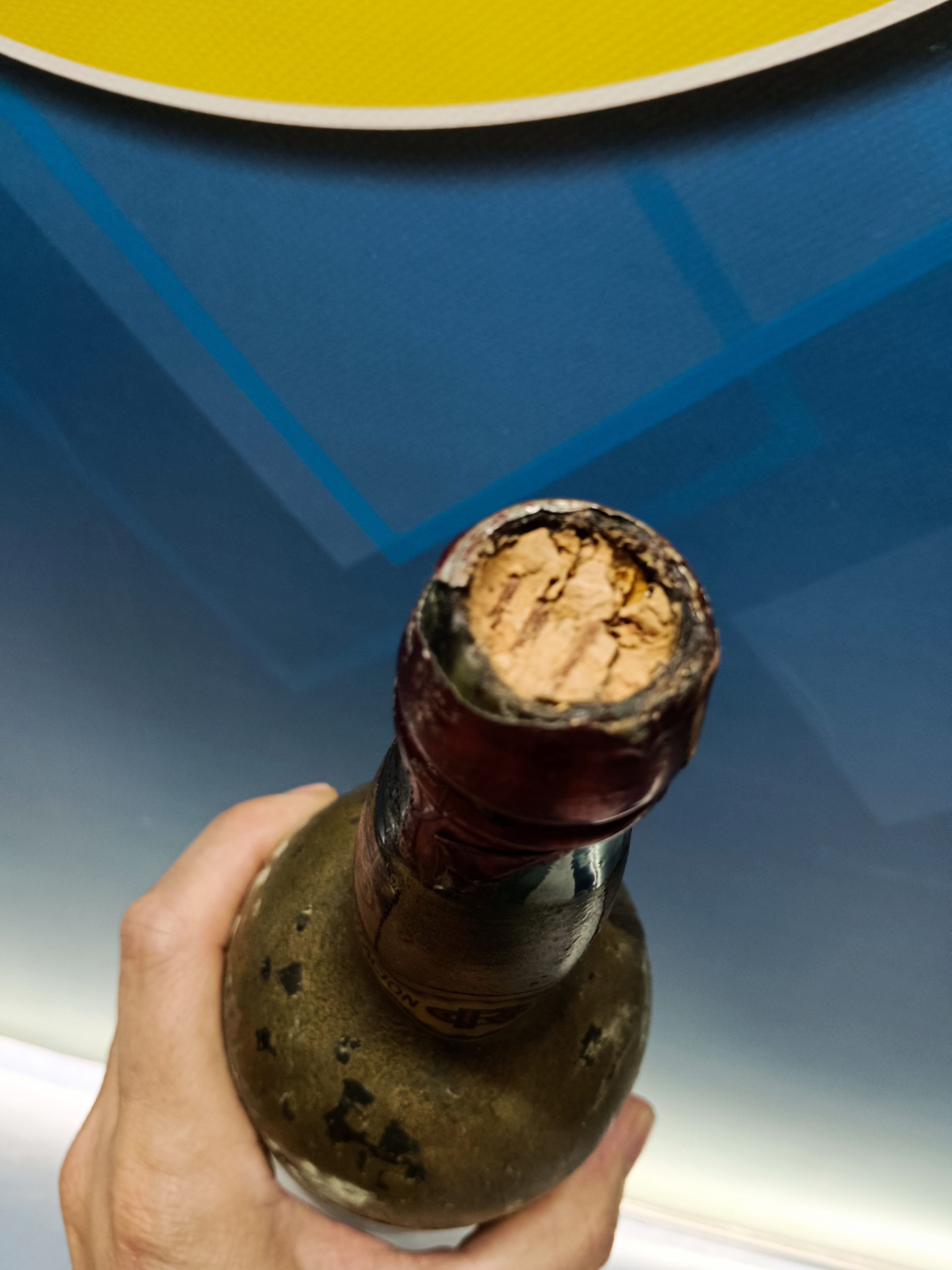 botella , ANTIGUA, CURAZAO RIVERA R. G. ELABORADO POR BERNARDINO RIVERA, cerrada aunque el corcho partido, observa las fotos - Imagen 3