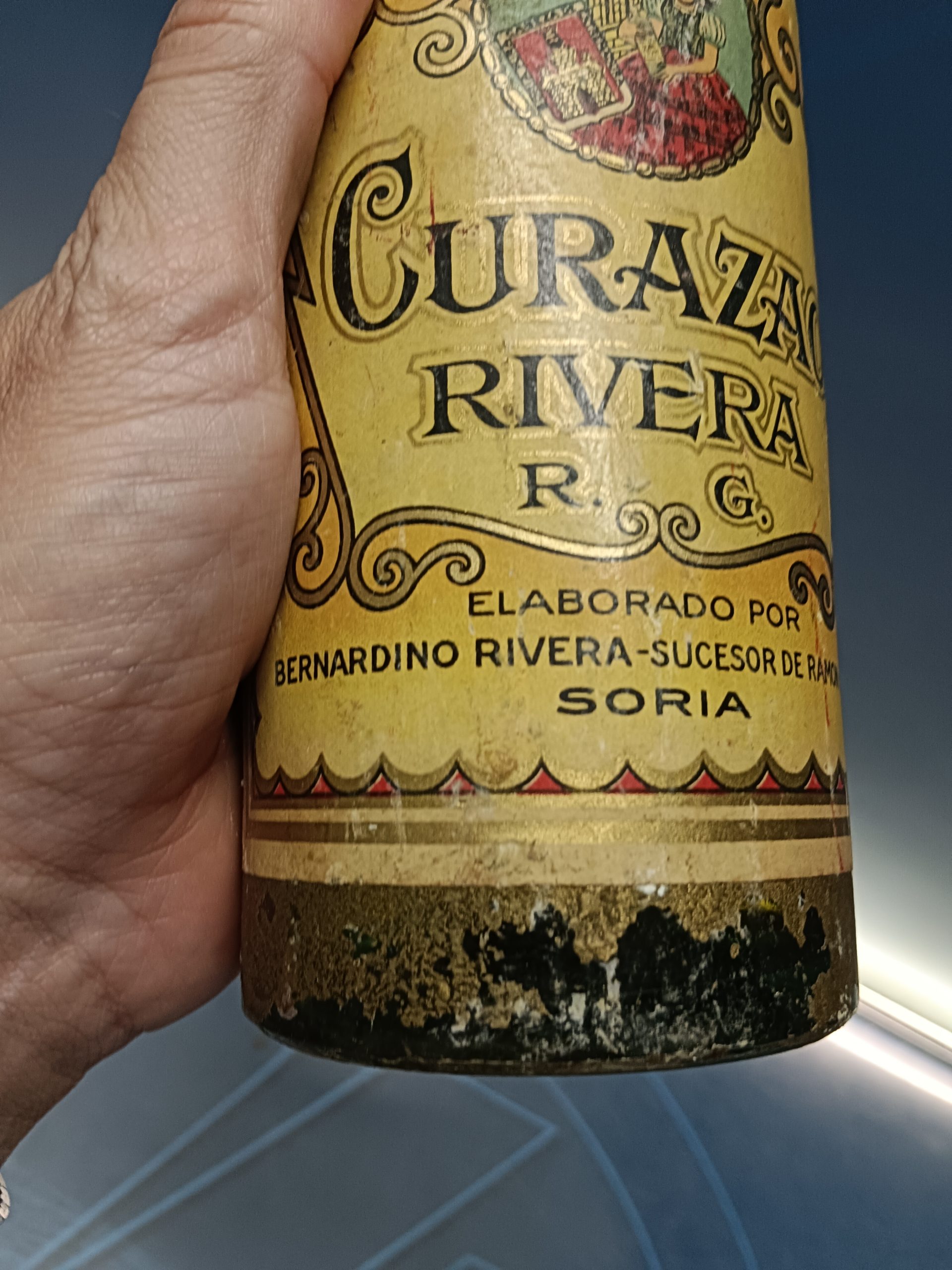 botella , ANTIGUA, CURAZAO RIVERA R. G. ELABORADO POR BERNARDINO RIVERA, cerrada aunque el corcho partido, observa las fotos - Imagen 5