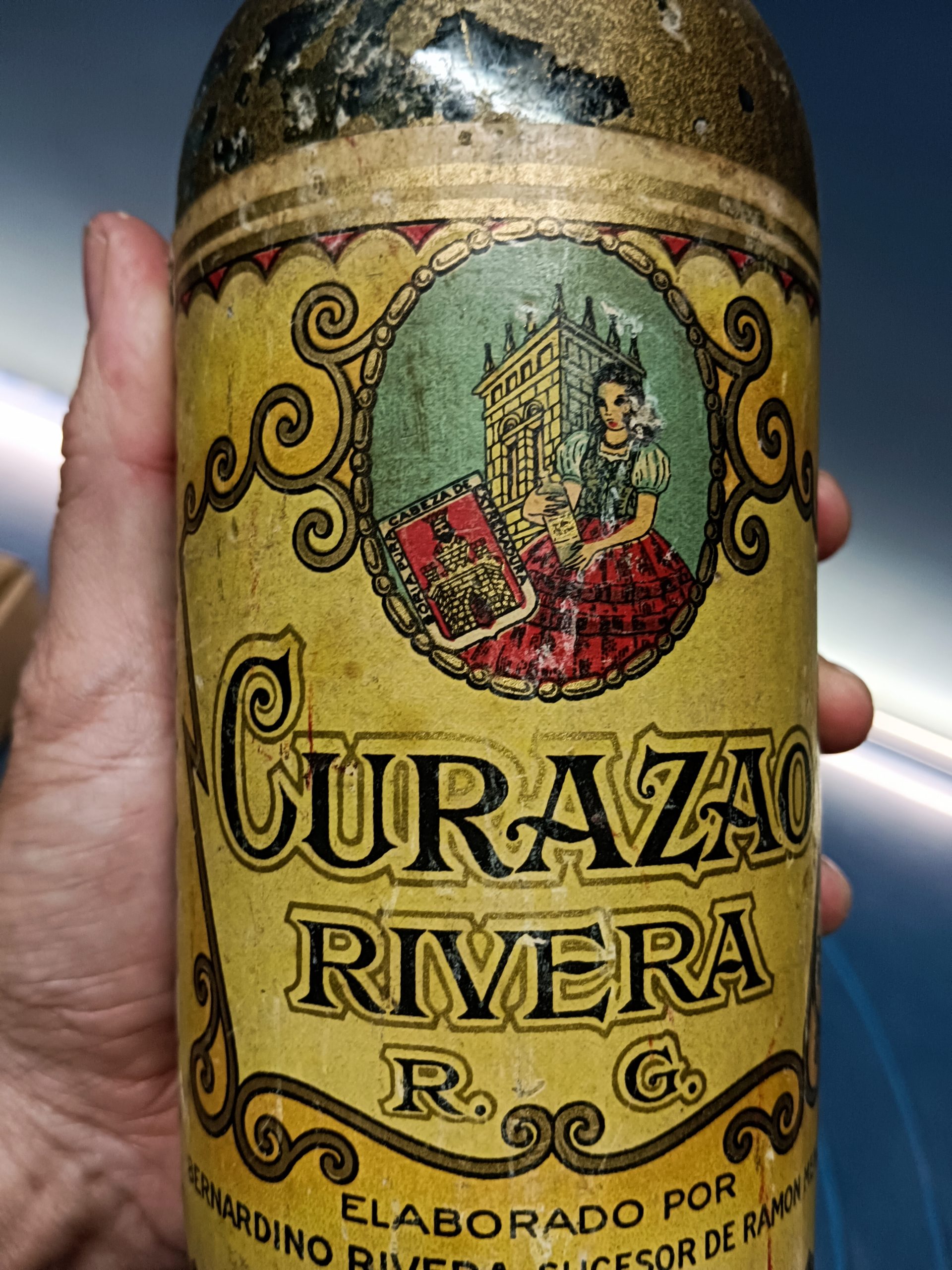 botella , ANTIGUA, CURAZAO RIVERA R. G. ELABORADO POR BERNARDINO RIVERA, cerrada aunque el corcho partido, observa las fotos - Imagen 6