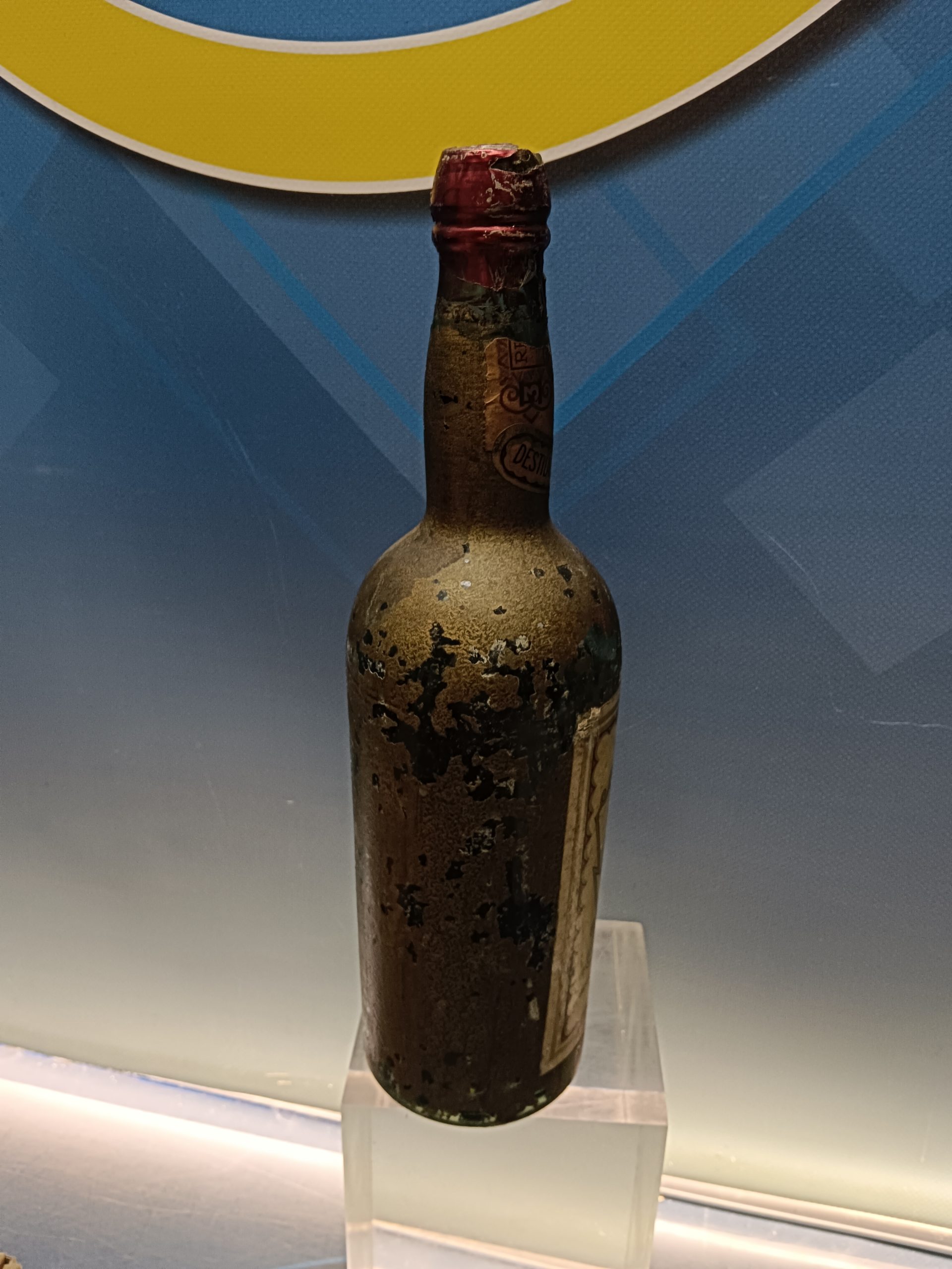 botella , ANTIGUA, CURAZAO RIVERA R. G. ELABORADO POR BERNARDINO RIVERA, cerrada aunque el corcho partido, observa las fotos - Imagen 8