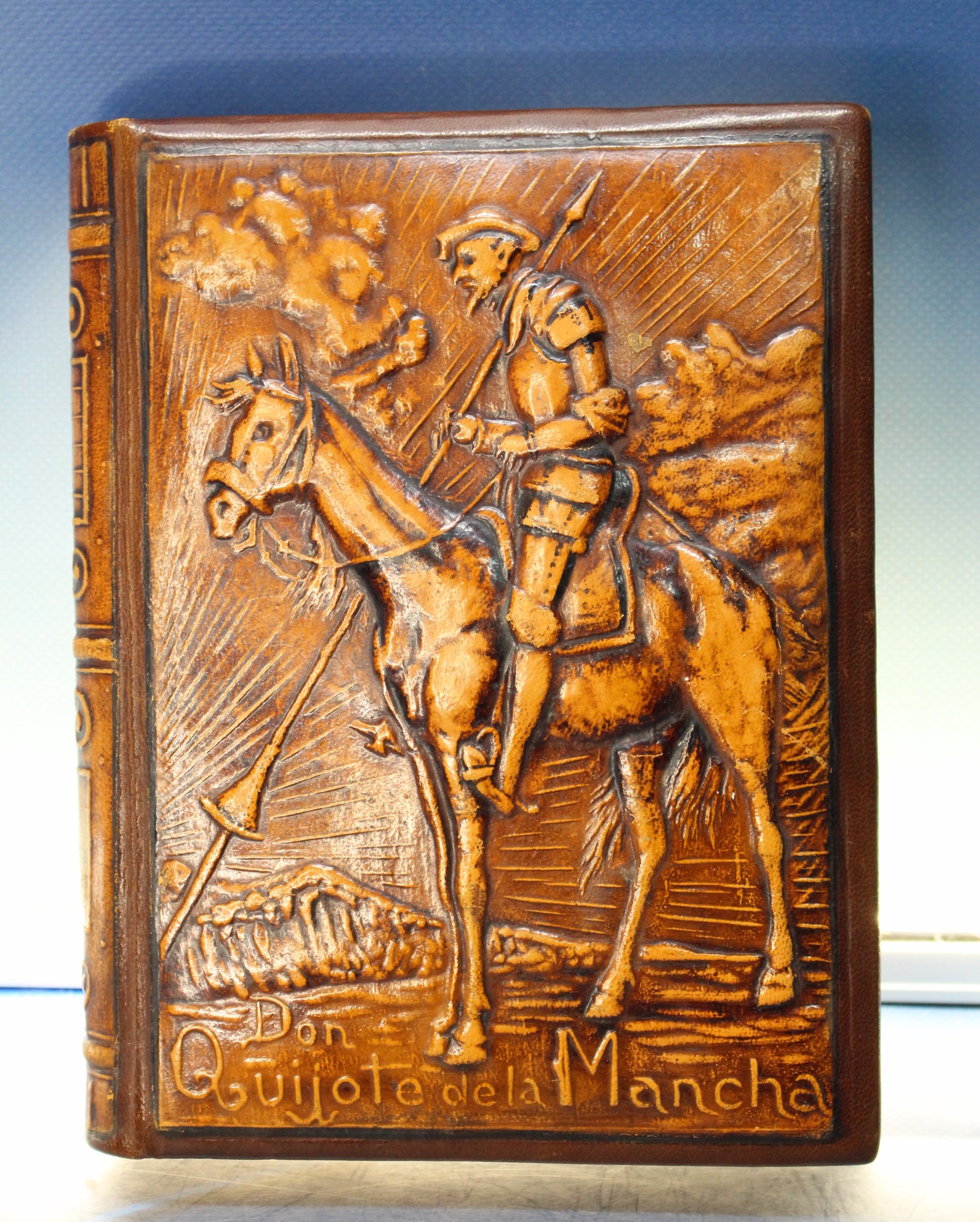 Cigarrera, caja para cigarros, puros cuero repujado con relieve de Don Quijote.