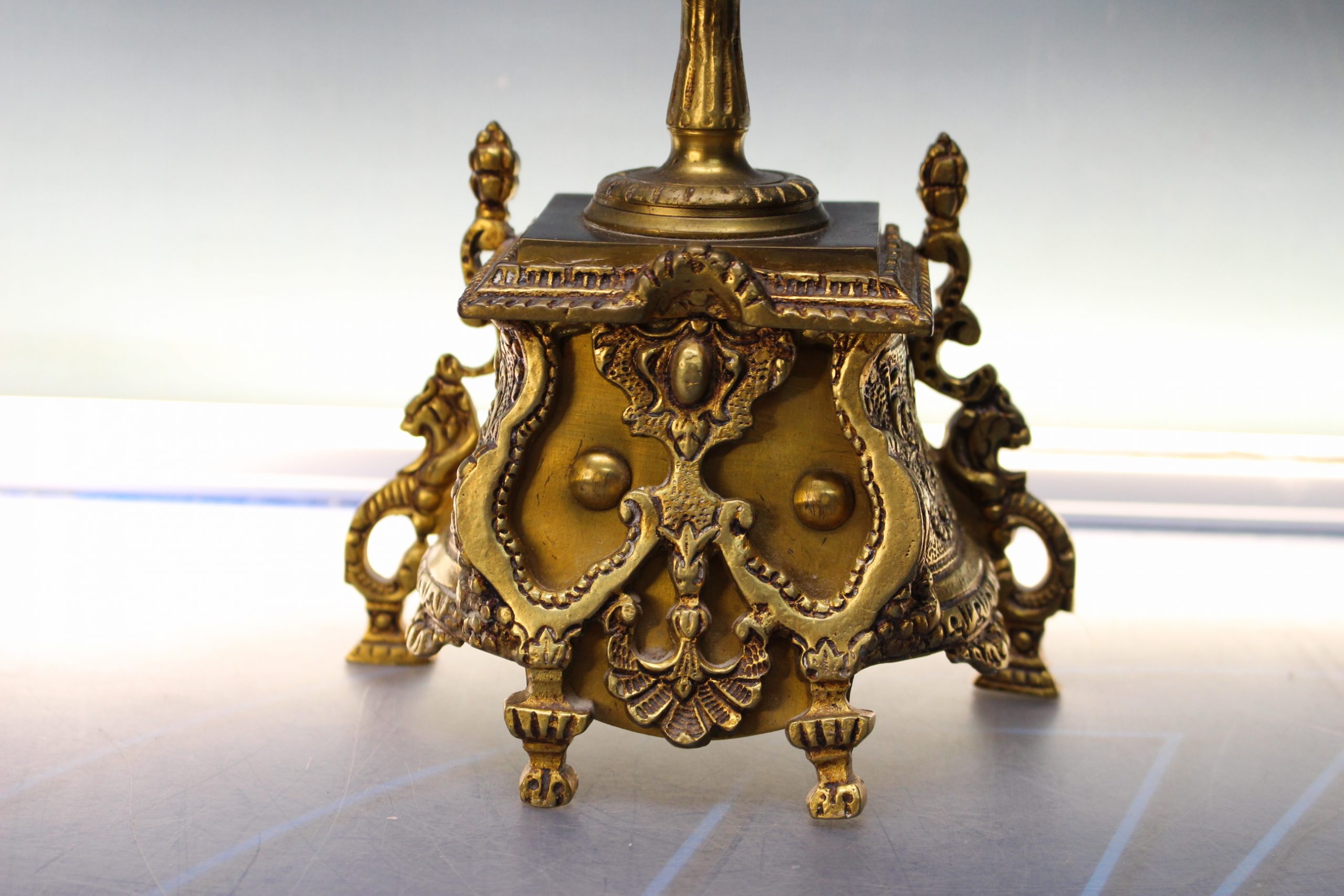 Candelabro de bronce dorado. 4 velas. - Imagen 7