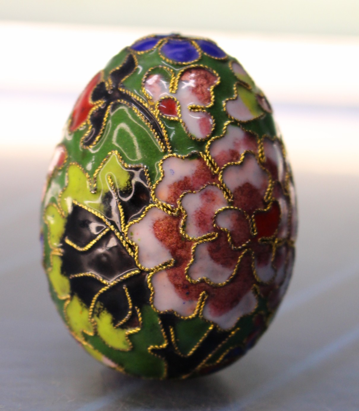 Bonito huevo de cloisonné. Esmalte alveolado.
