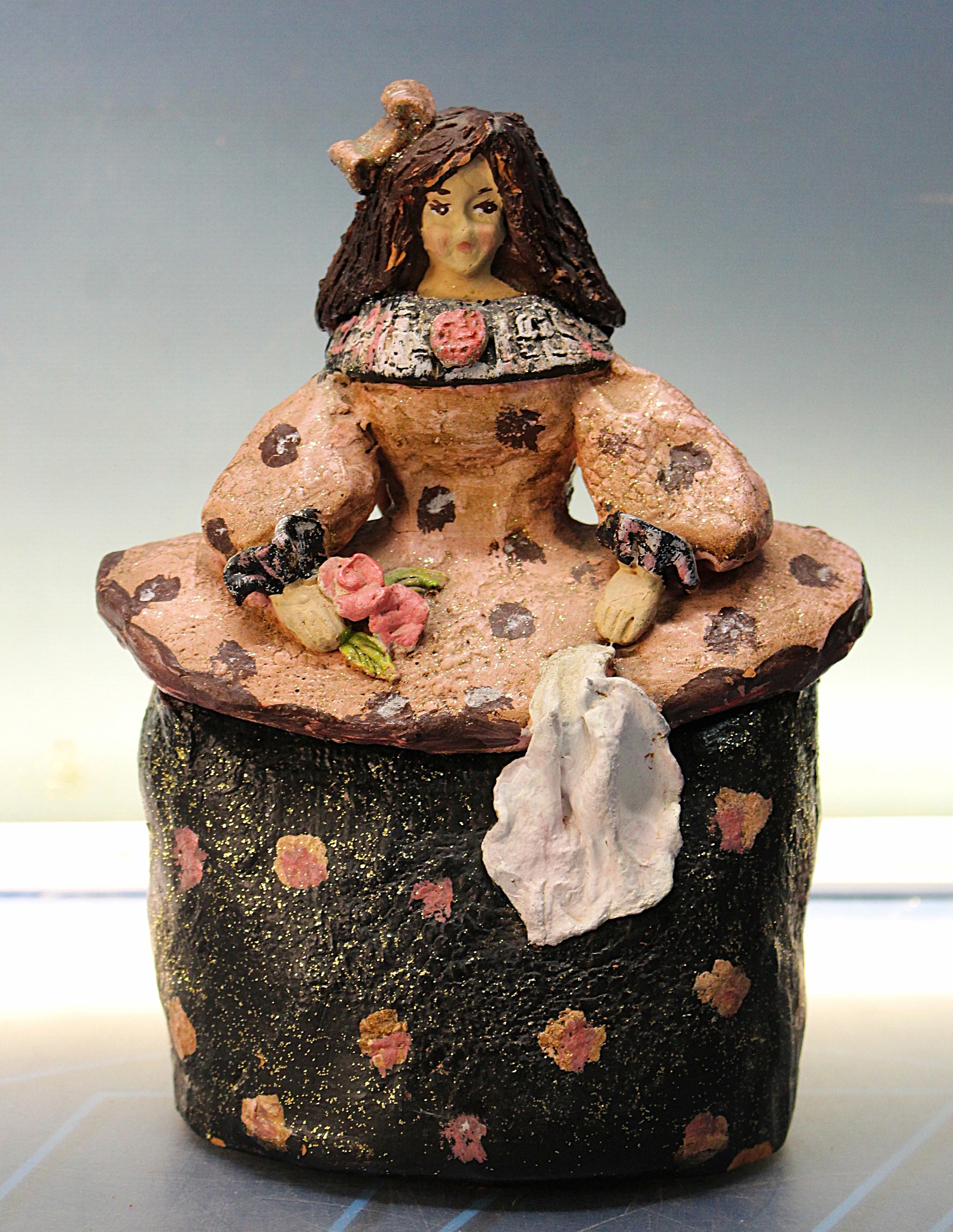 Escultura de cerámica “Menina brillantina”. Pieza única. Sin firma.