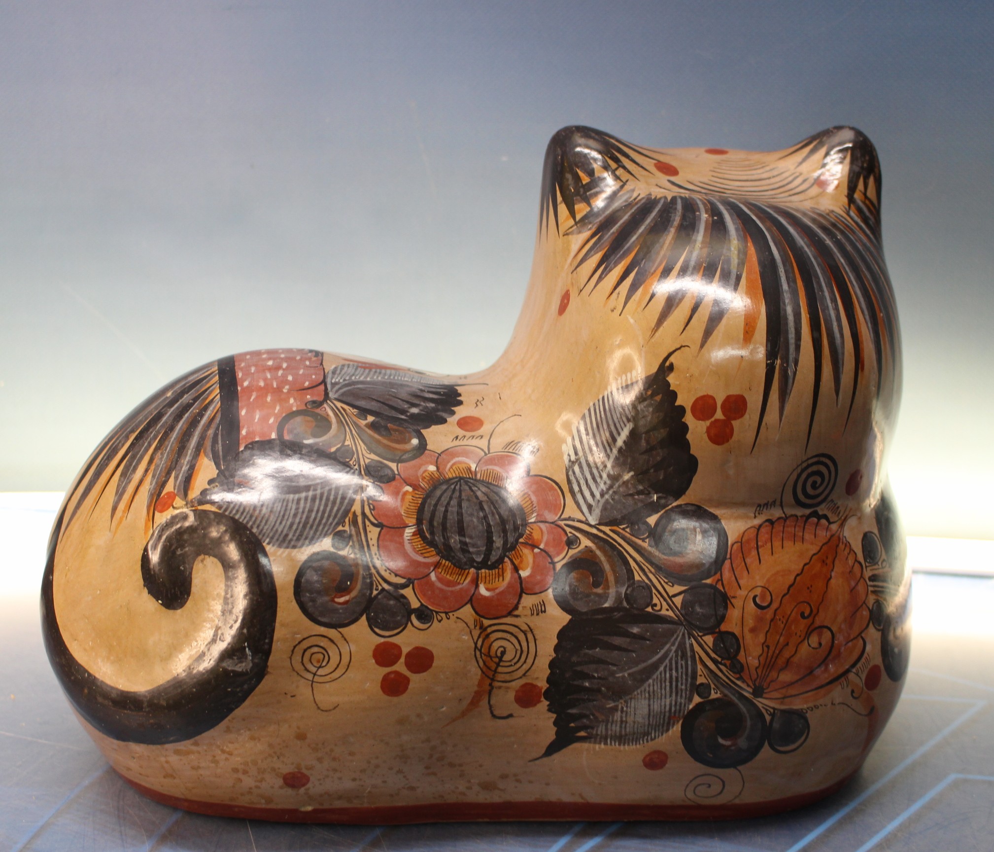 Gran pieza de cerámica Tonala. Escultura de gato tumbado, estilo Jorge Wilmot. México. - Imagen 8