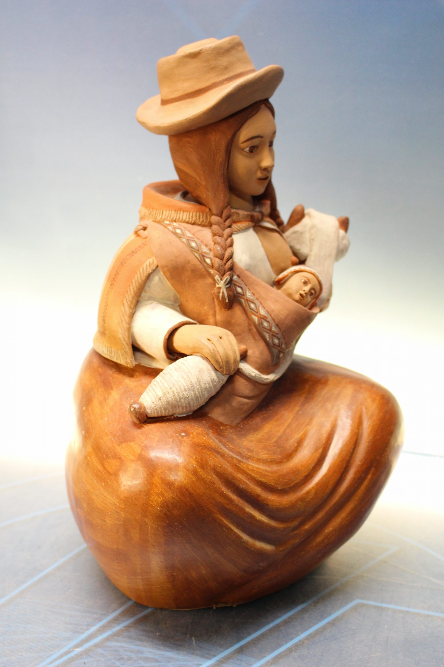 Maternidad. Escultura cerámica de Quinua, Perú. Cerámica andina. - Imagen 4