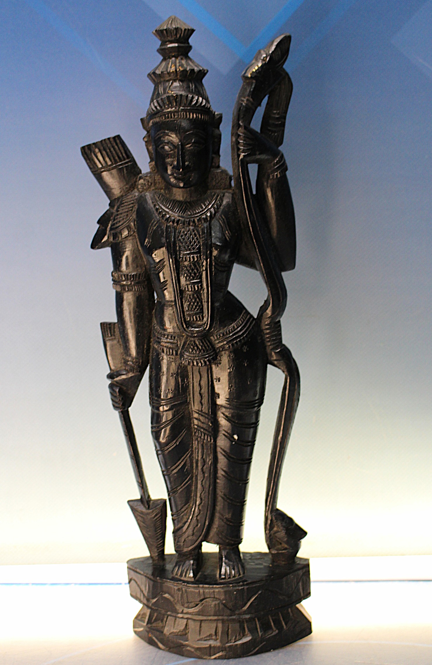 Escultura de madera del dios hindú Rama. India.