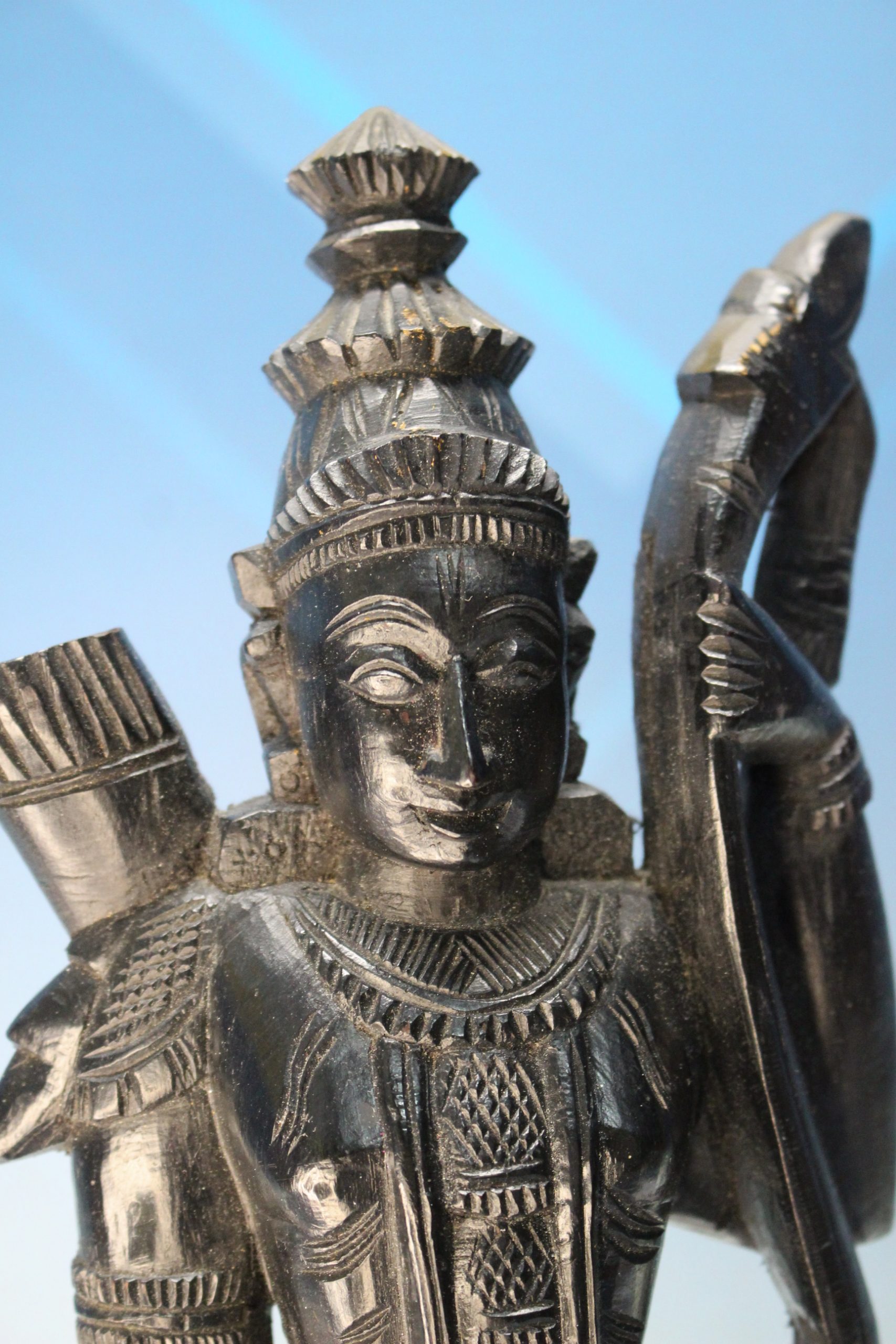 Escultura de madera del dios hindú Rama. India. - Imagen 5