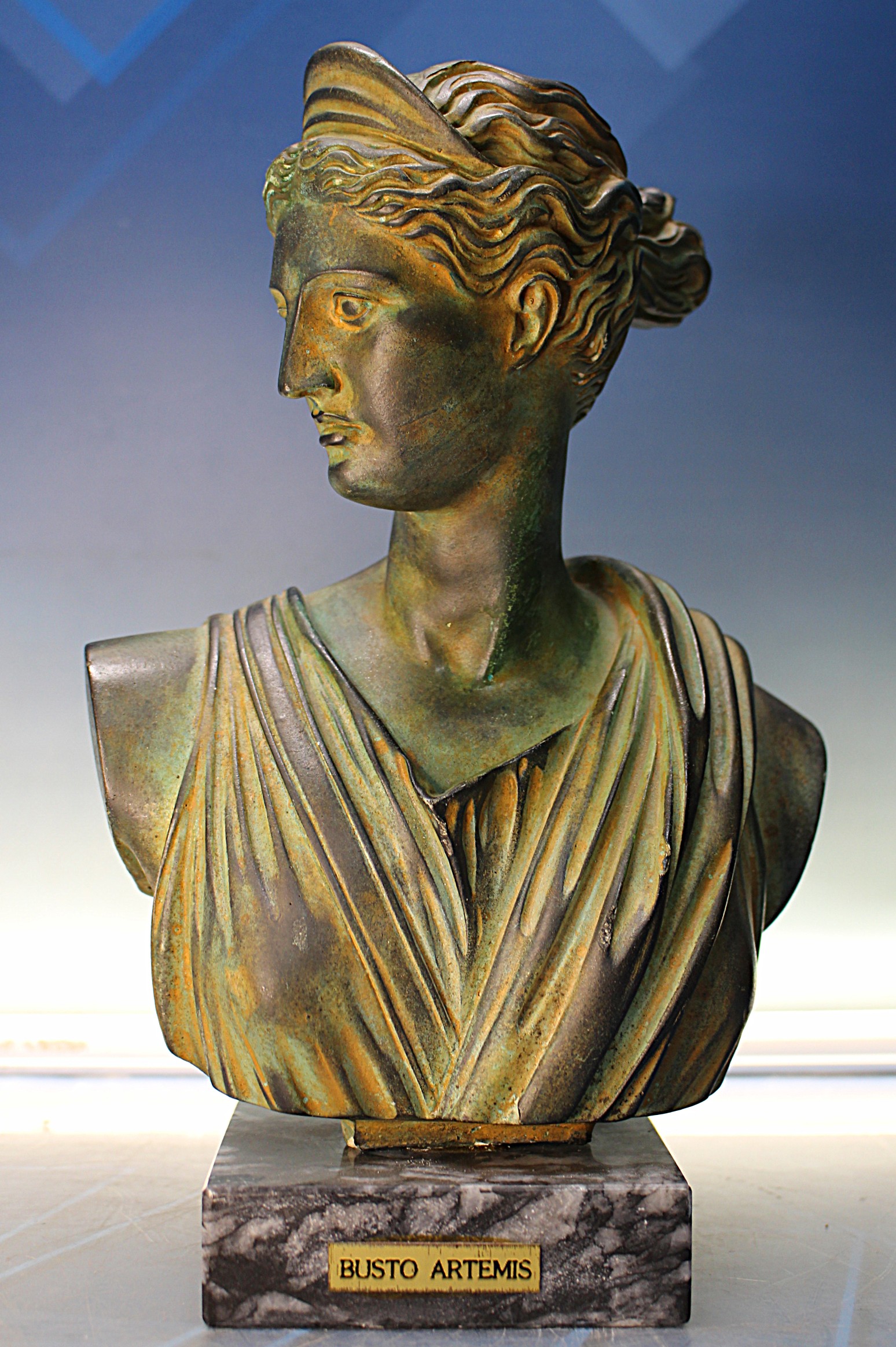 Escultura, busto de Artemisa. Cerámica con pátina de bronce.