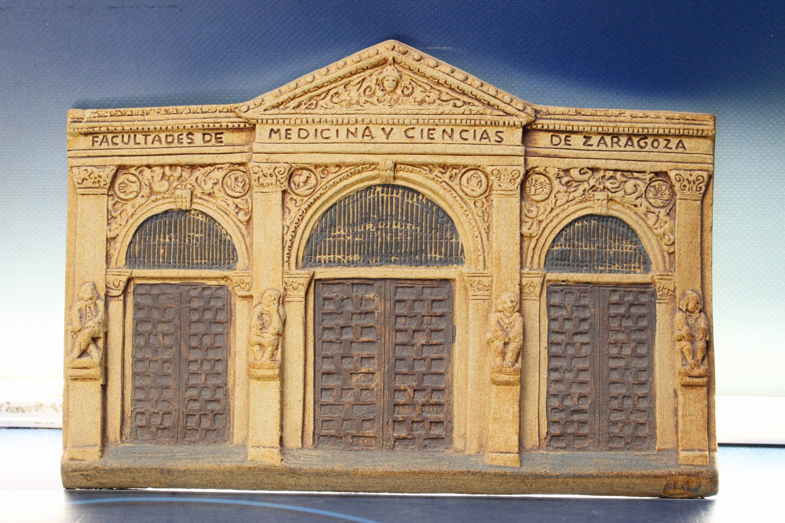 Relieve en cerámica de la fachada de la antigua facultad de medicina de Zaragoza.