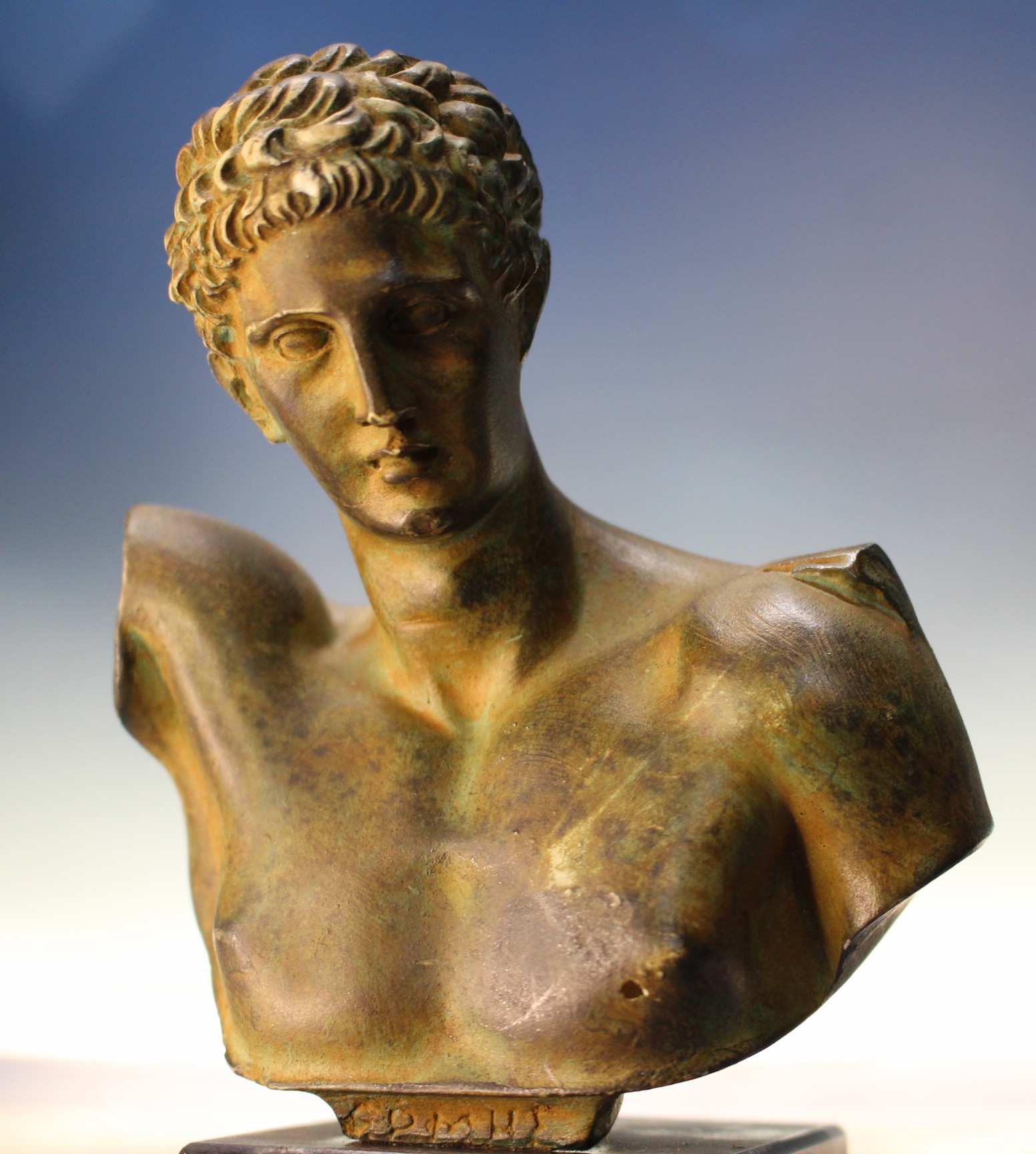 Escultura, busto de Hermes. Cerámica con pátina de bronce.