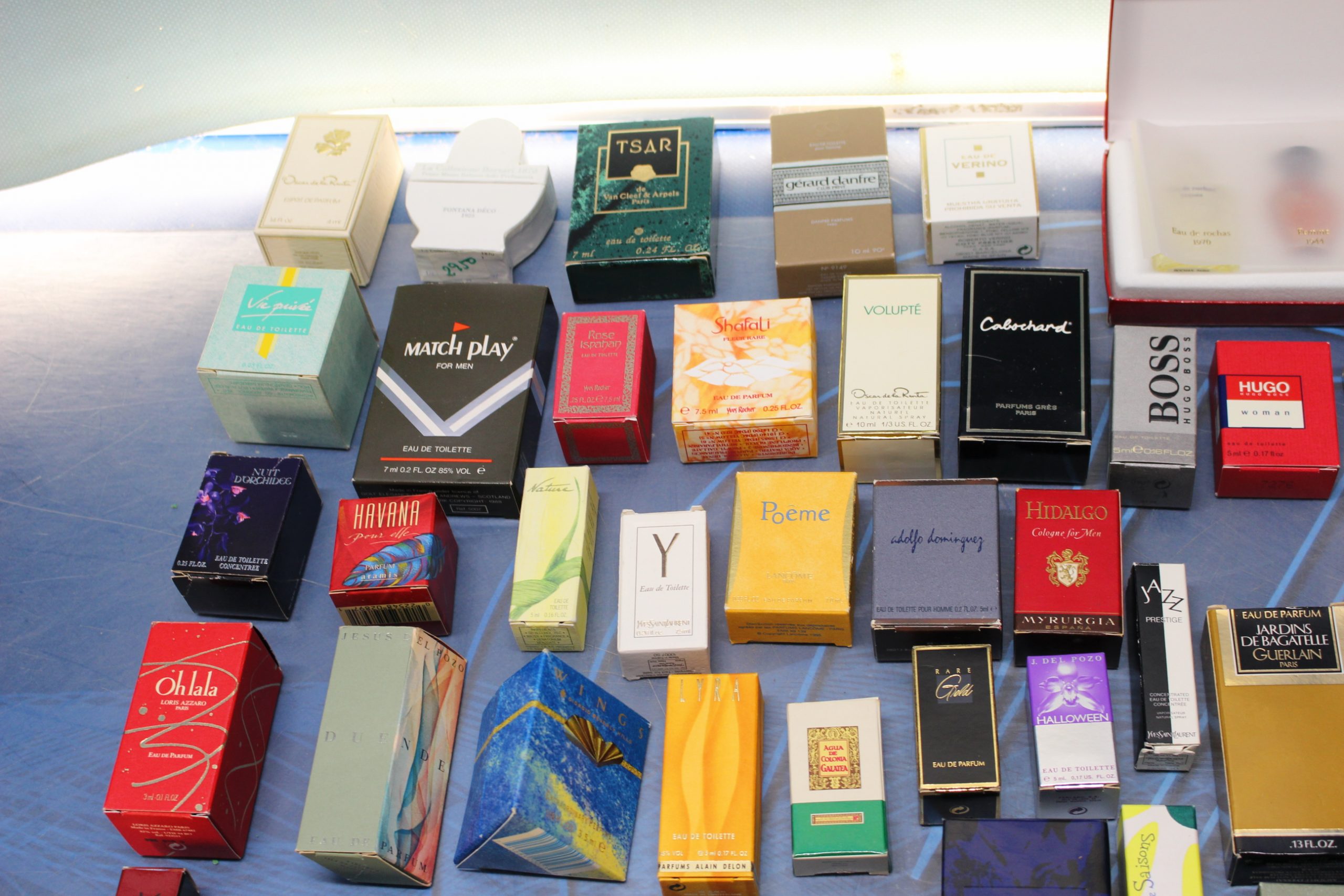 Más de 100 miniaturas de perfume. - Imagen 2